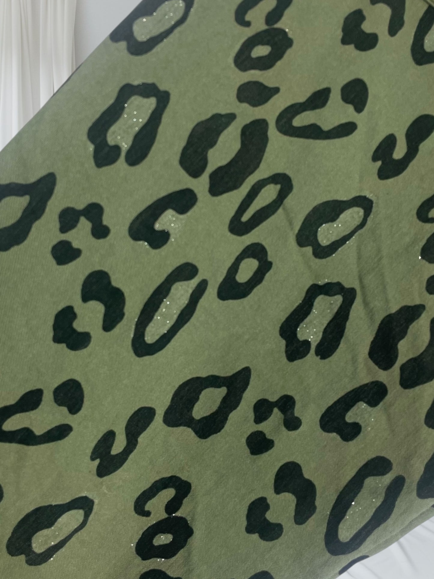 Pantalon Magique Léopard Paillettes, motif léopard avec paillettes scintillantes, disponible chez Mam's Ailes