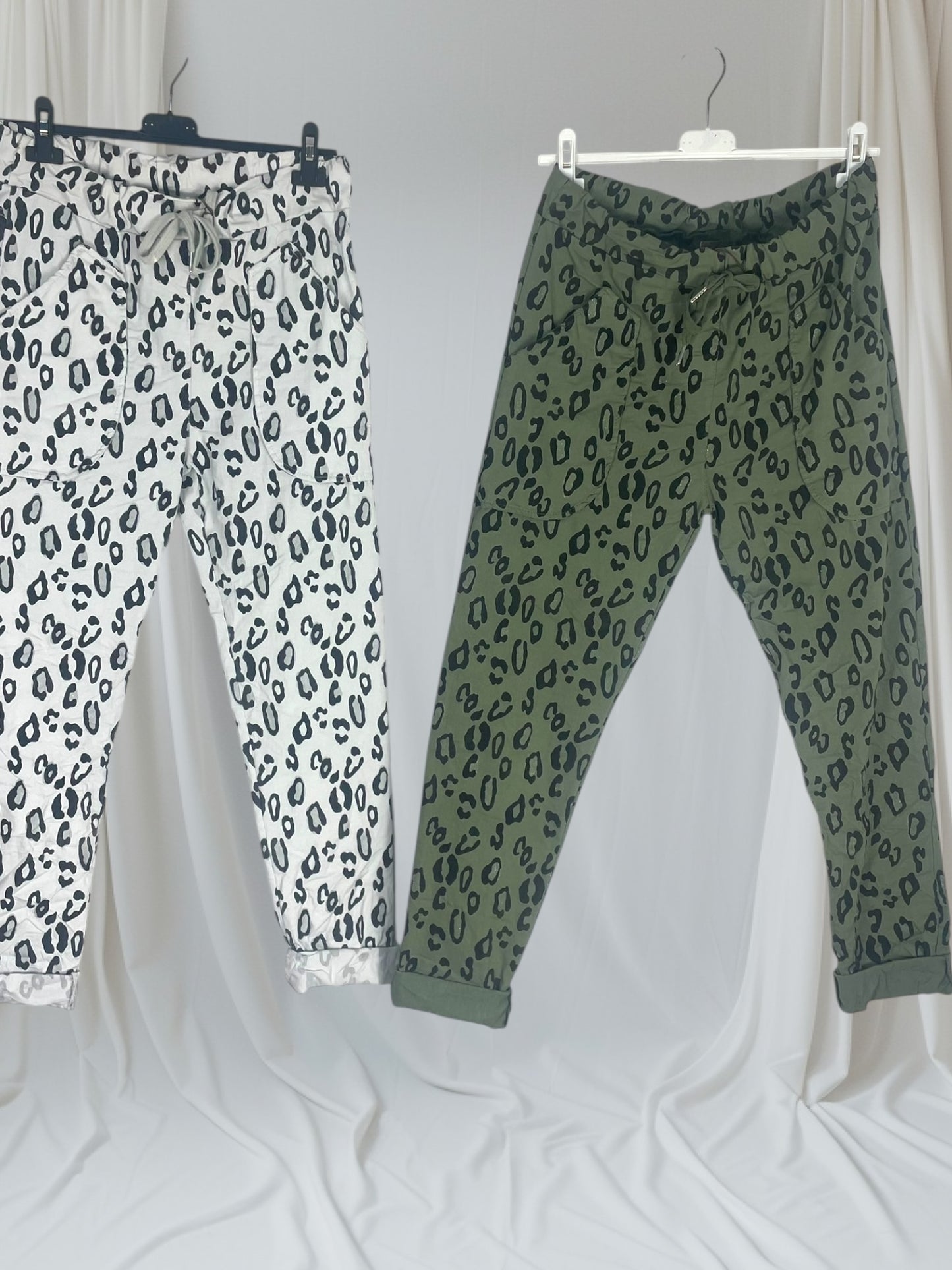Pantalon Magique Léopard Paillettes, motif léopard avec paillettes scintillantes, disponible chez Mam's Ailes