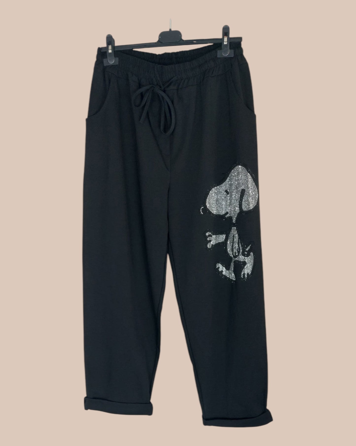 Pantalon noir élastique confortable, tailles 46 à 52/54, mélange de viscose, nylon et spandex, avec imprimé Snoopy tendance.