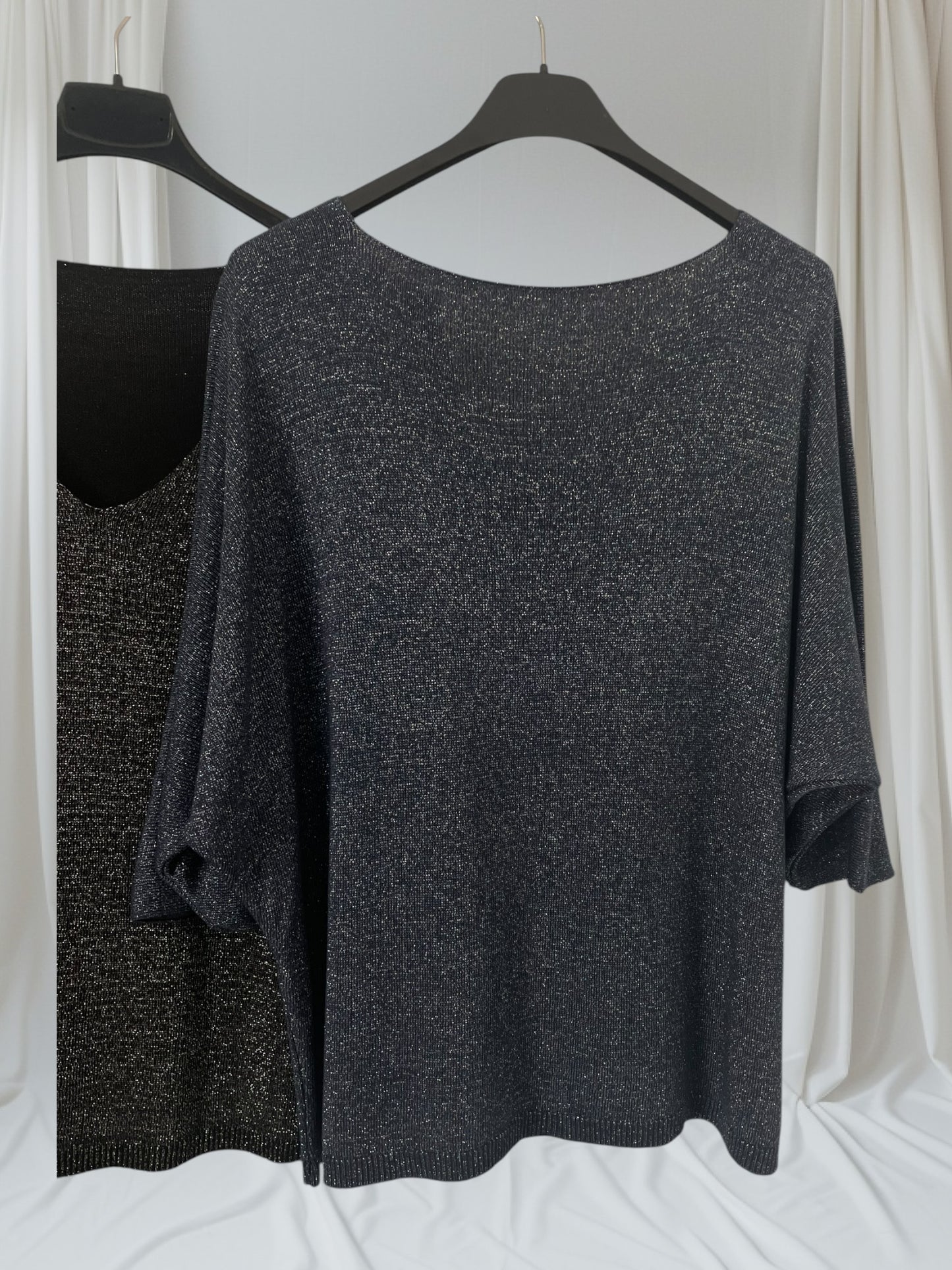 Pull Lily col V pailleté en noir ou marine, disponible chez Mam's Ailes