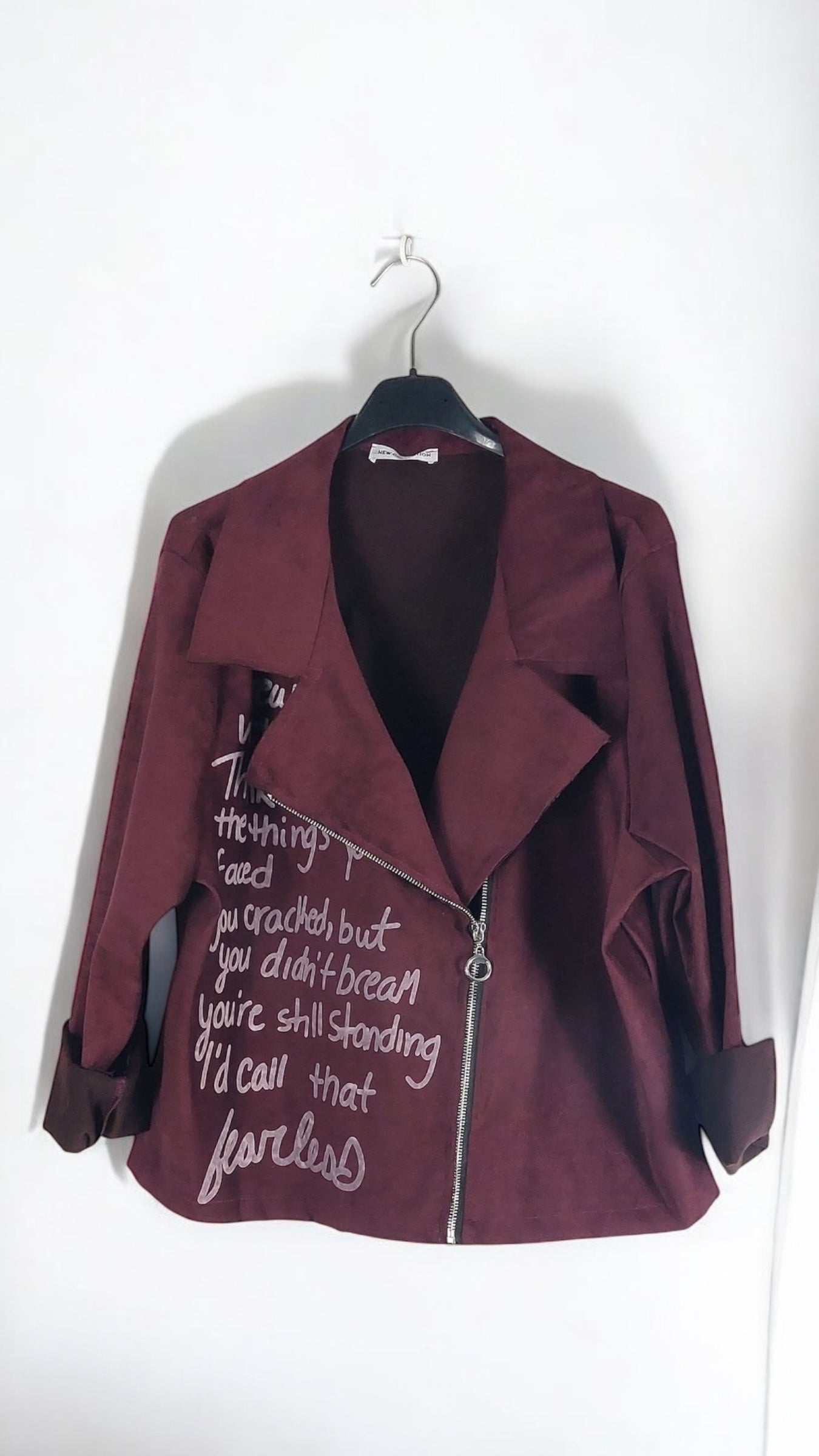 Perfecto Ludivine en daim avec coutures apparentes et inscription stylée, disponible chez Mam's Ailes