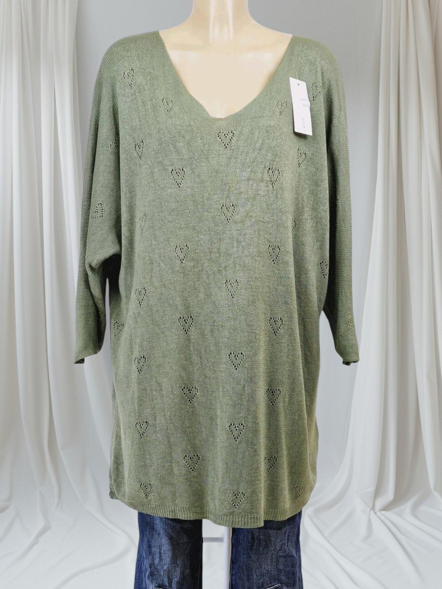 Pull Léger Cœur avec motifs discrets en forme de cœur, disponible chez Mam's Ailes