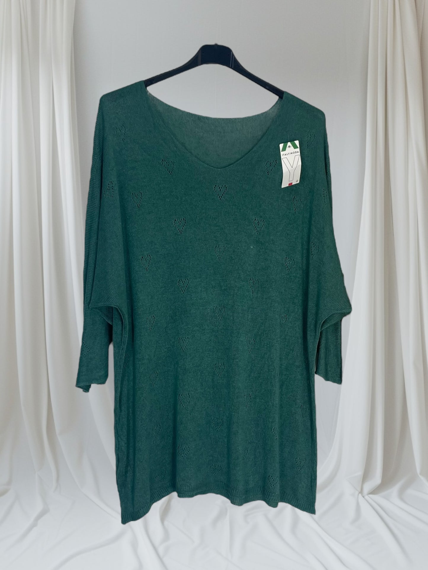 Pull Léger Cœur avec motifs discrets en forme de cœur, disponible chez Mam's Ailes