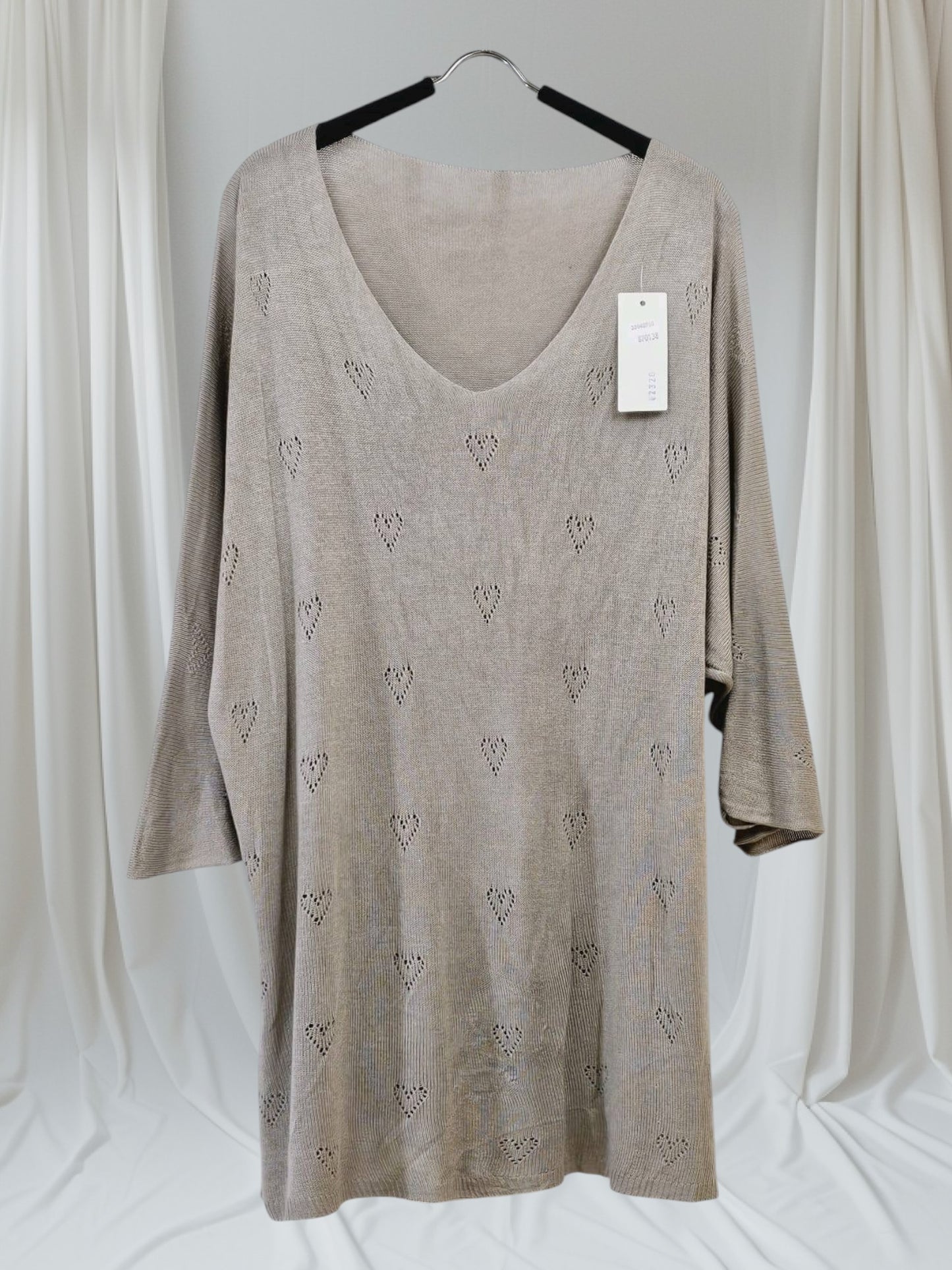 Pull Léger Cœur avec motifs discrets en forme de cœur, disponible chez Mam's Ailes