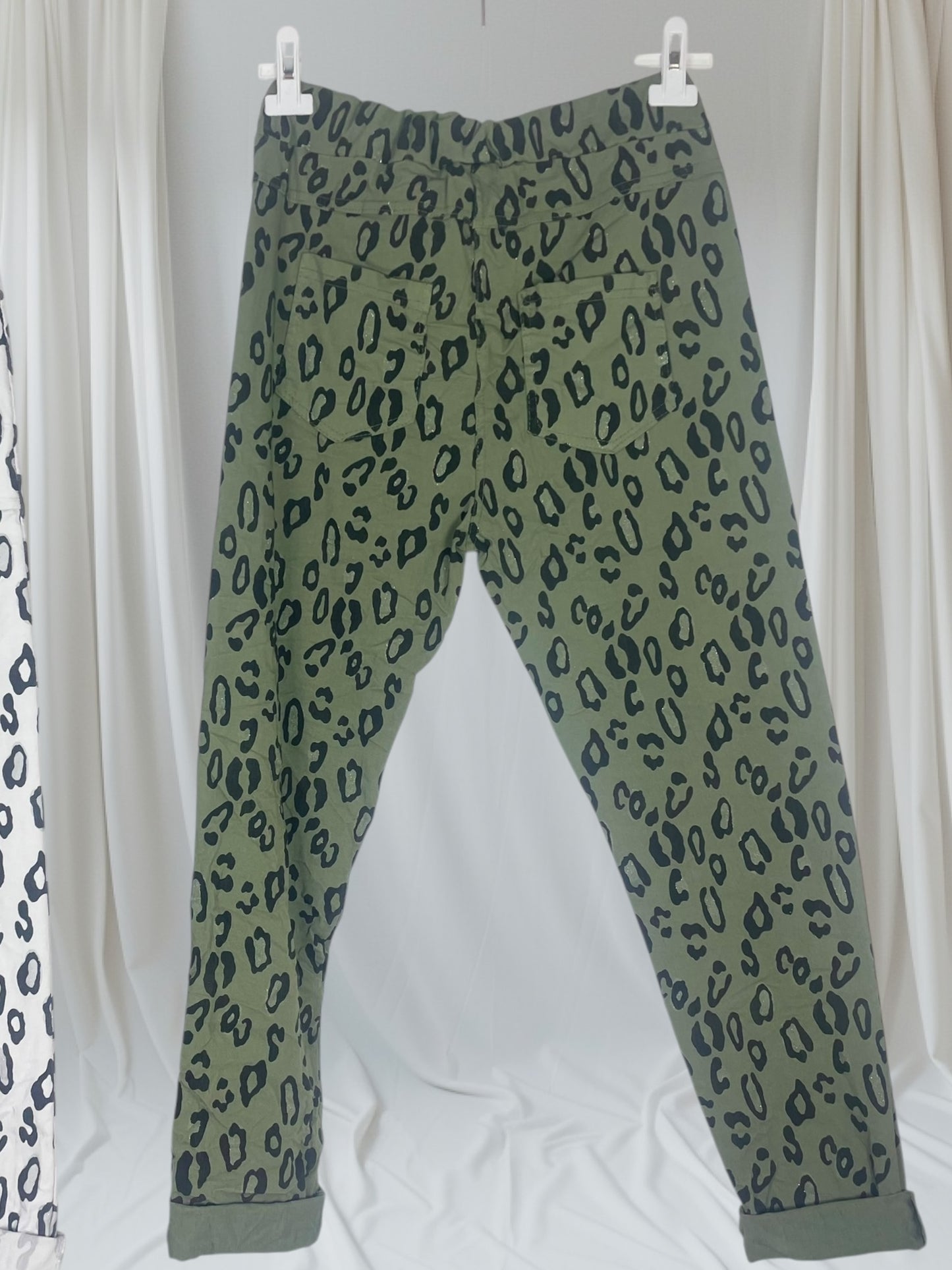 Pantalon Magique Léopard Paillettes, motif léopard avec paillettes scintillantes, disponible chez Mam's Ailes