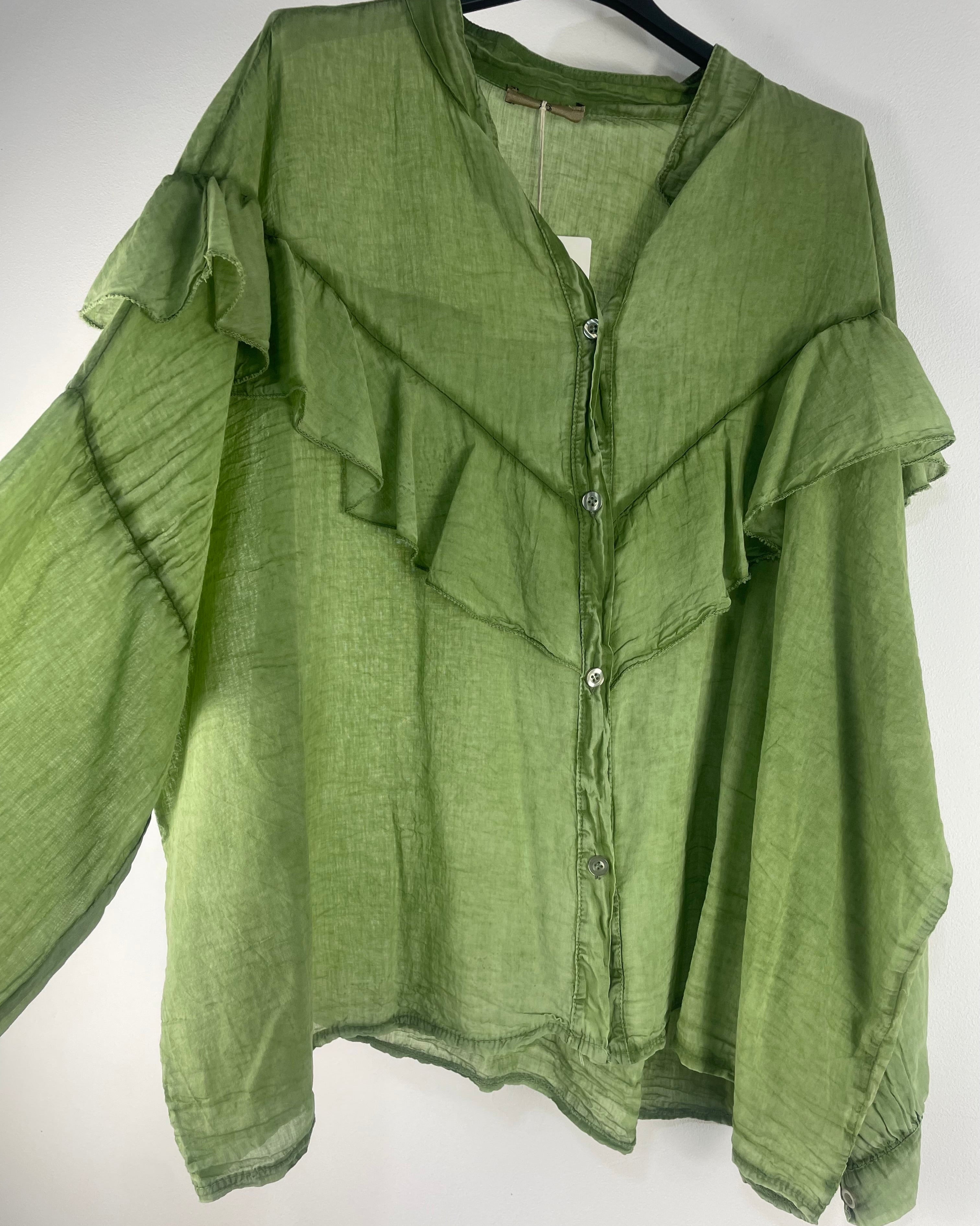 Chemise Livia femme verte à volants, coupe ample et fluide en coton, made in Italy