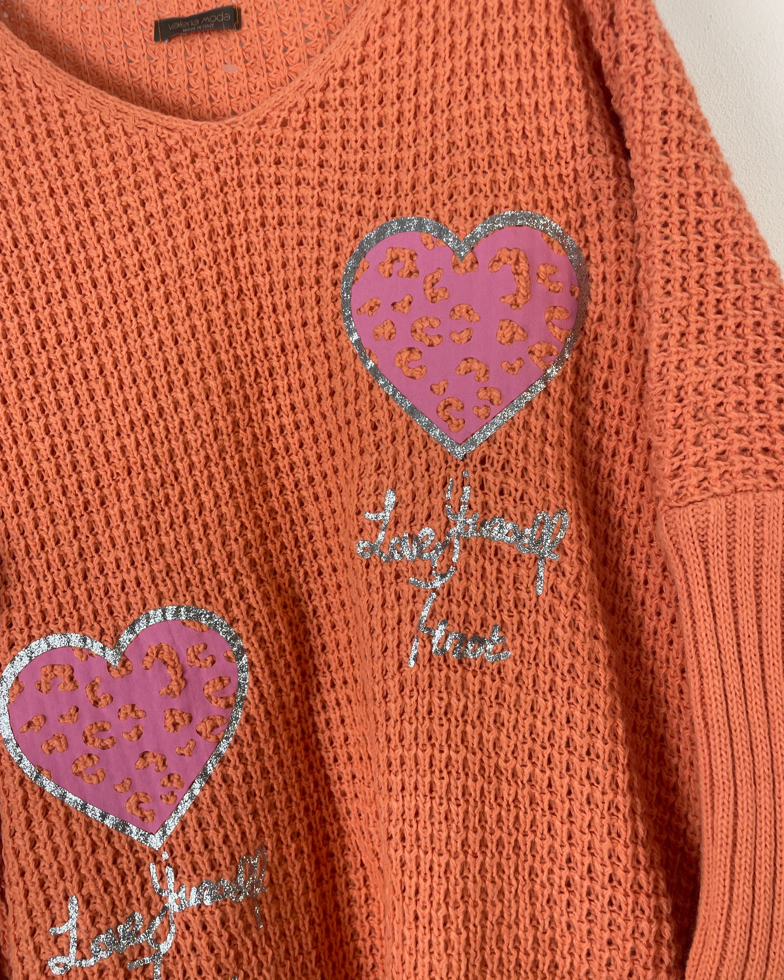 Pull Sweet Heart femme corail à cœurs pailletés et message Love your time – maille oversize italienne