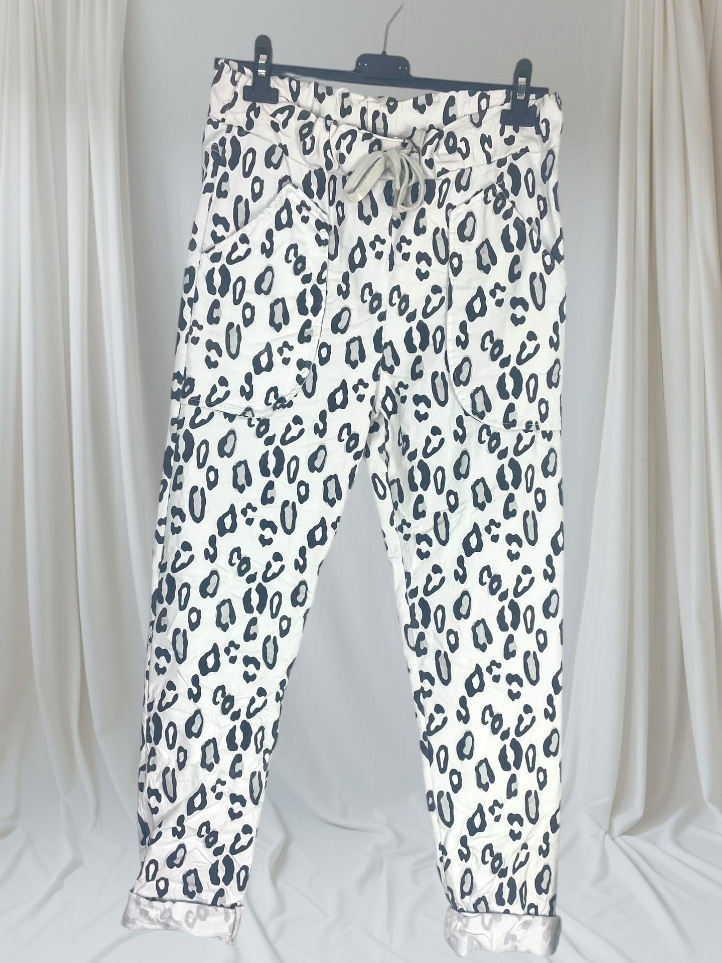 Pantalon Magique Léopard Paillettes, motif léopard avec paillettes scintillantes, disponible chez Mam's Ailes