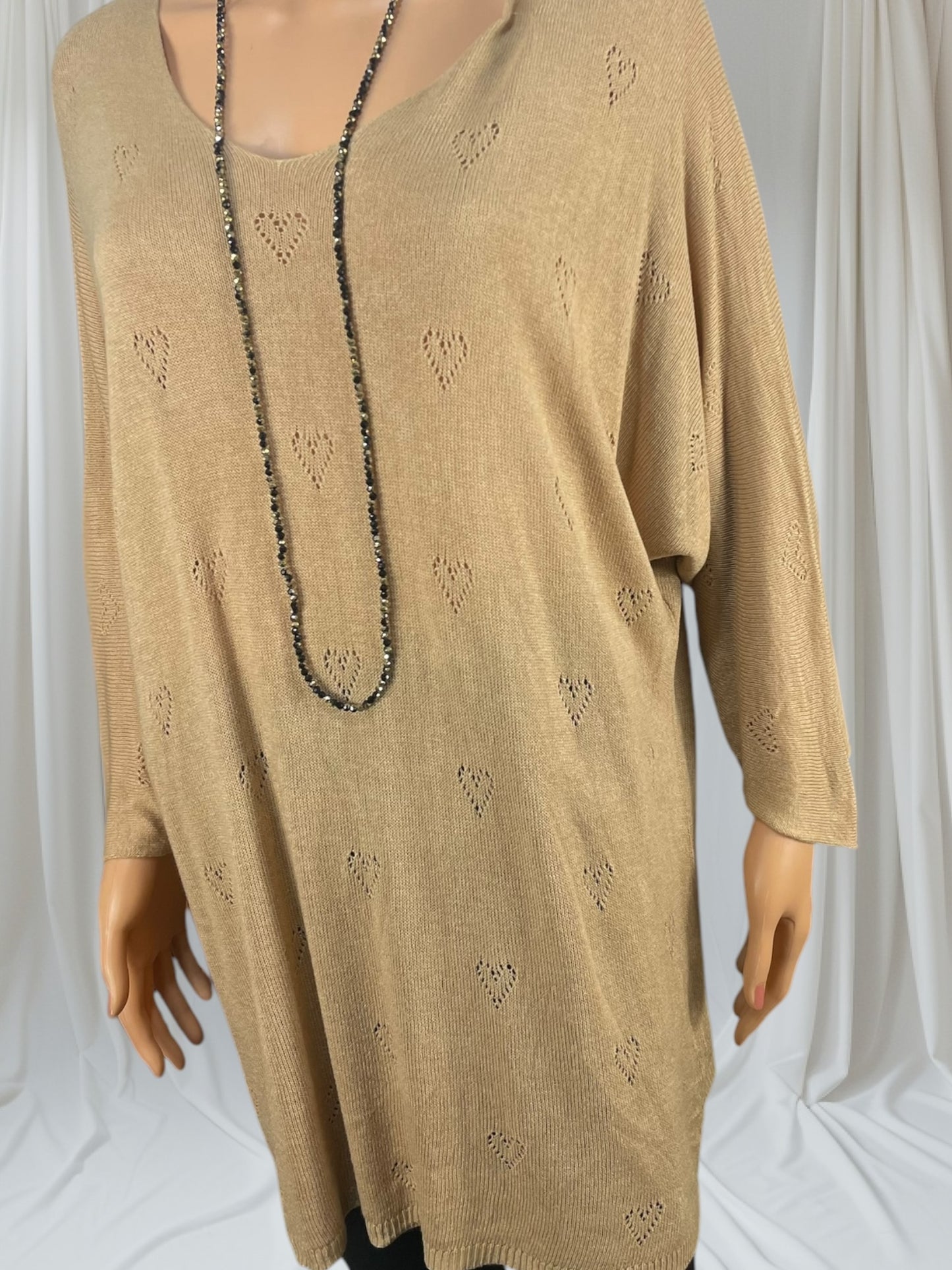 Pull Léger Cœur avec motifs discrets en forme de cœur, disponible chez Mam's Ailes