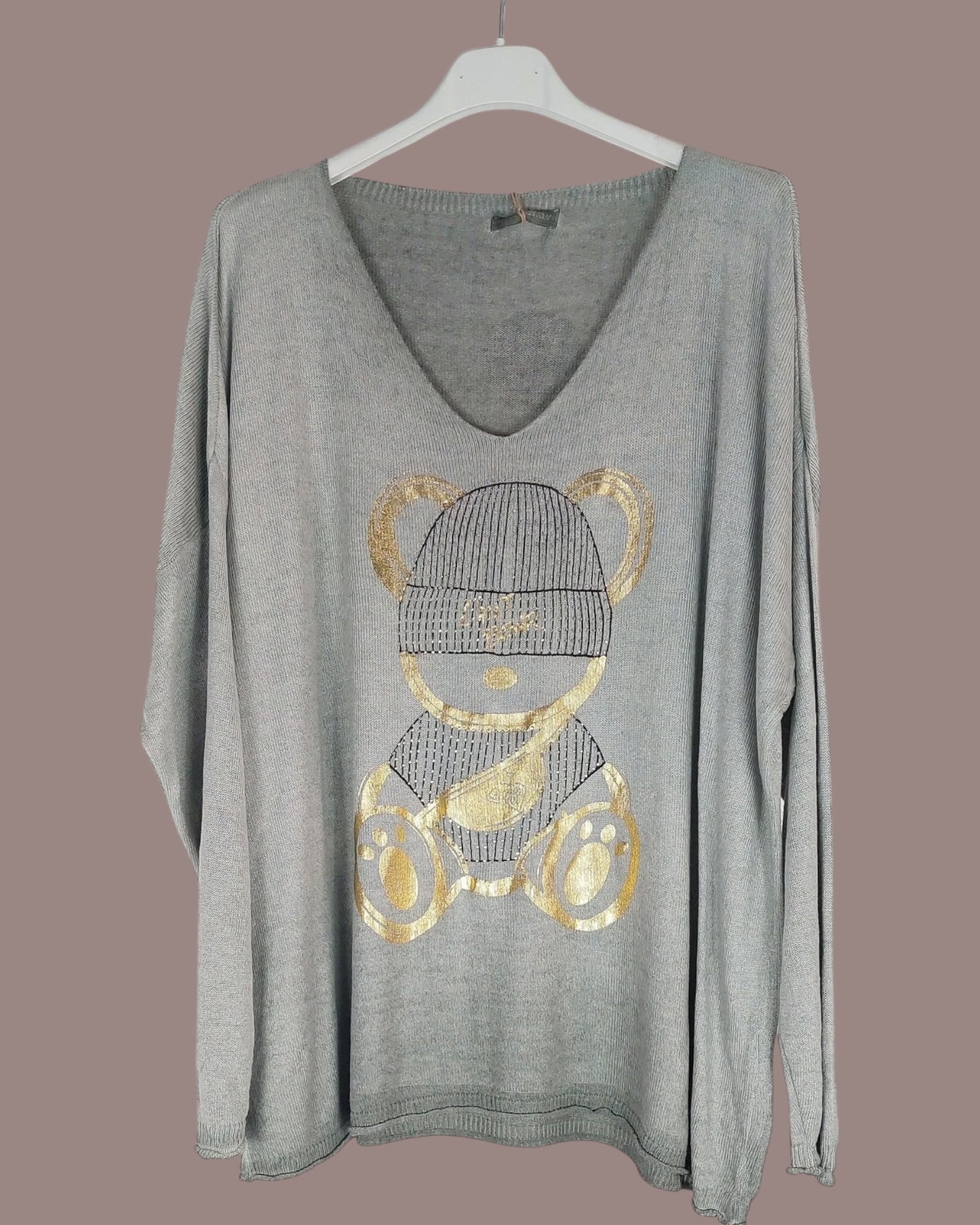 Pull léger avec motif ours doré, effet délavé, col V, dimensions 68 cm de longueur et 64 cm aisselle à aisselle, disponible en 4 couleurs.