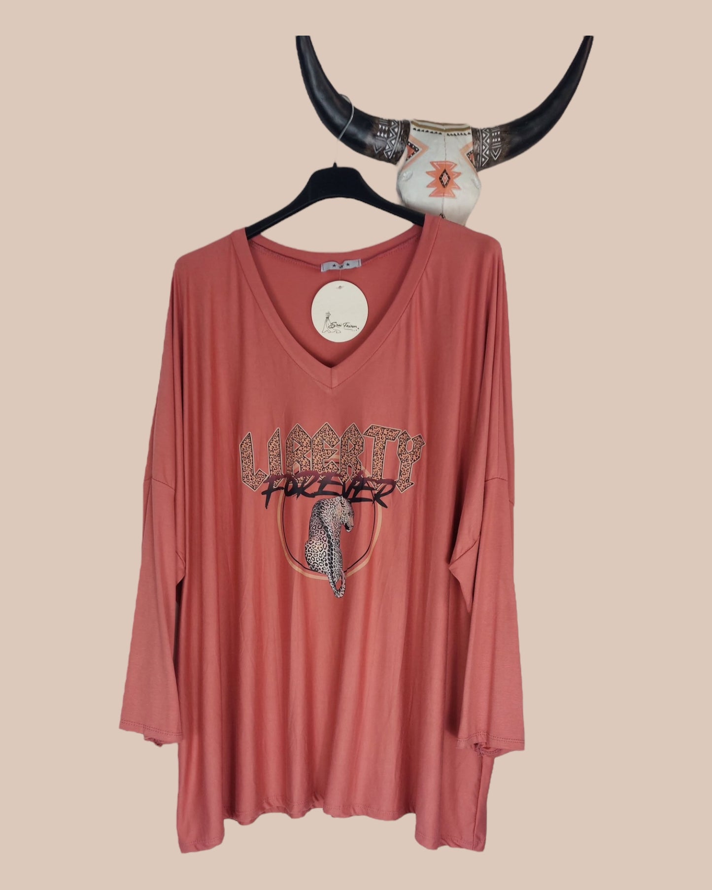 Tunique grande taille 'Liberty Forever' en col V avec inscription et motif léopard – Vue de face