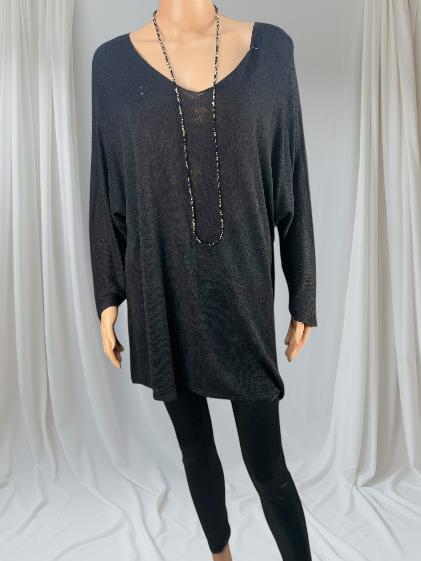 Pull Léger Cœur avec motifs discrets en forme de cœur, disponible chez Mam's Ailes