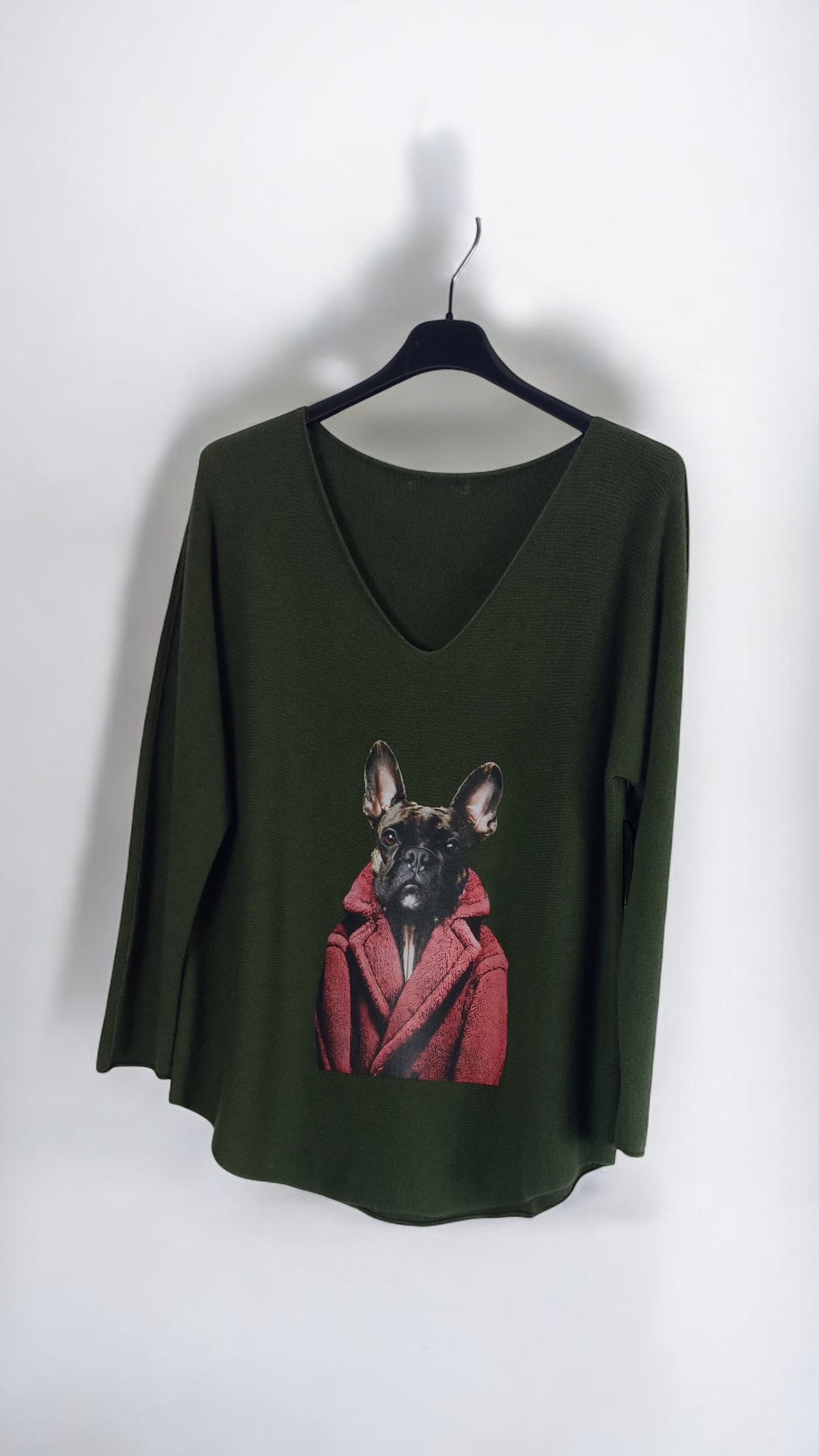Pull DOG col V kaki avec motif de chien, disponible chez Mam's Ailes