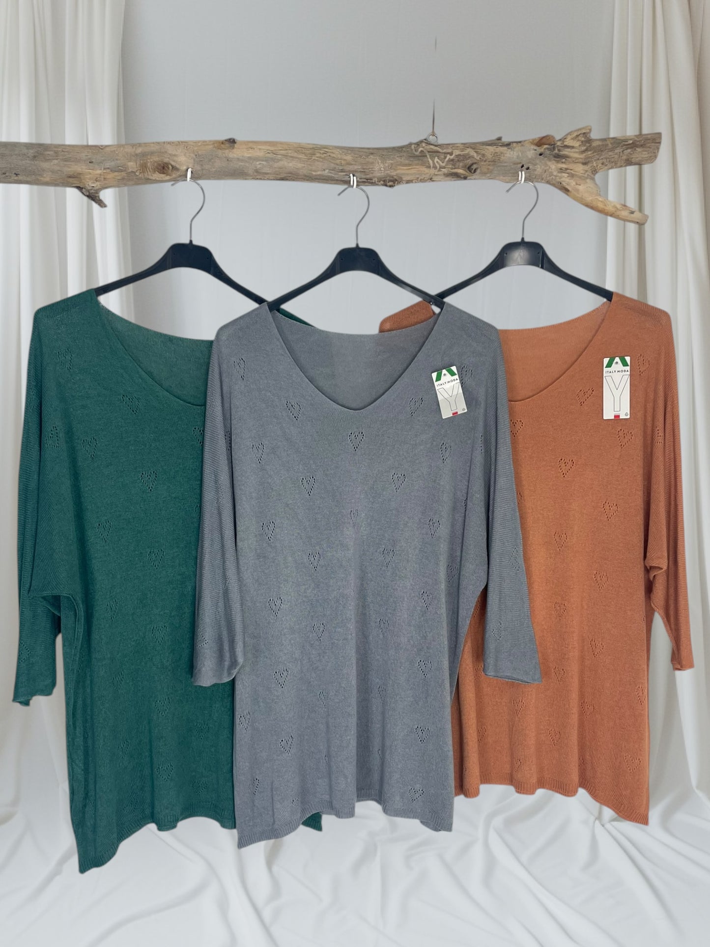 Pull Léger Cœur avec motifs discrets en forme de cœur, disponible chez Mam's Ailes