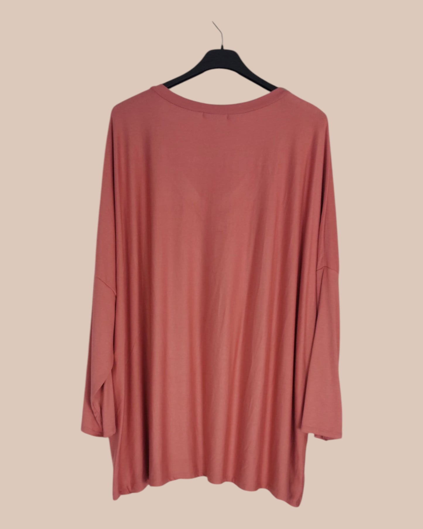 Tunique grande taille 'Liberty Forever' en col V avec inscription et motif léopard – Vue de face