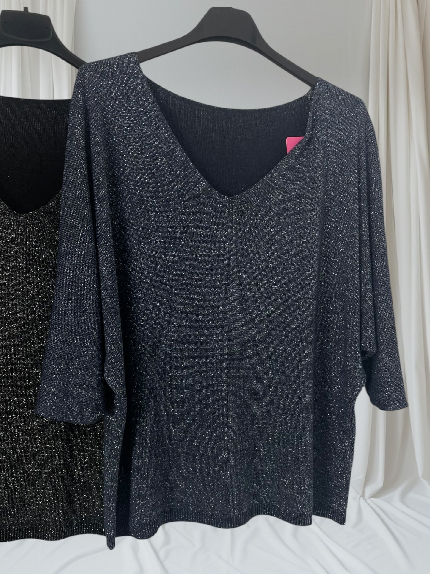 Pull Lily col V pailleté en noir ou marine, disponible chez Mam's Ailes