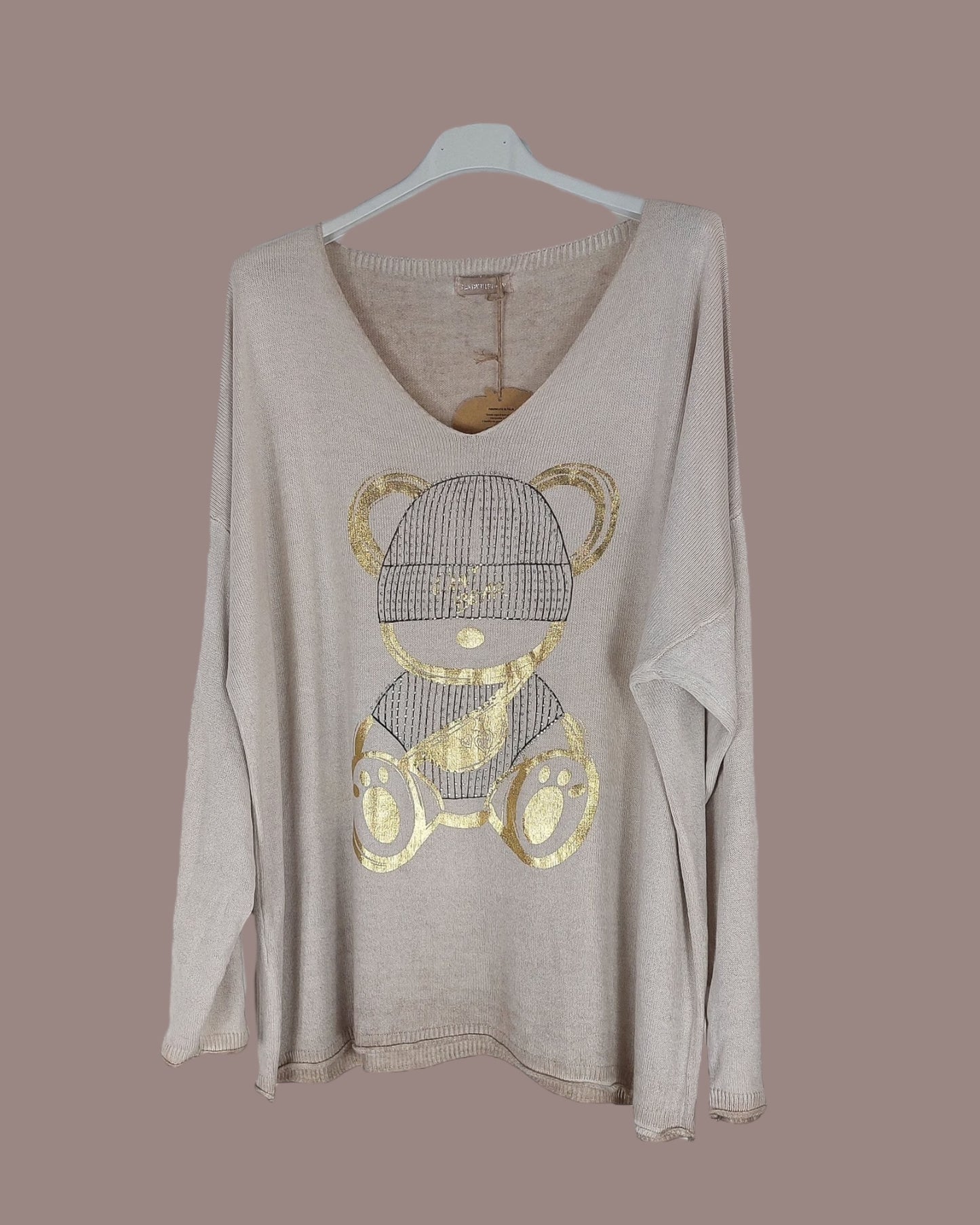 Pull léger avec motif ours doré, effet délavé, col V, dimensions 68 cm de longueur et 64 cm aisselle à aisselle, disponible en 4 couleurs.