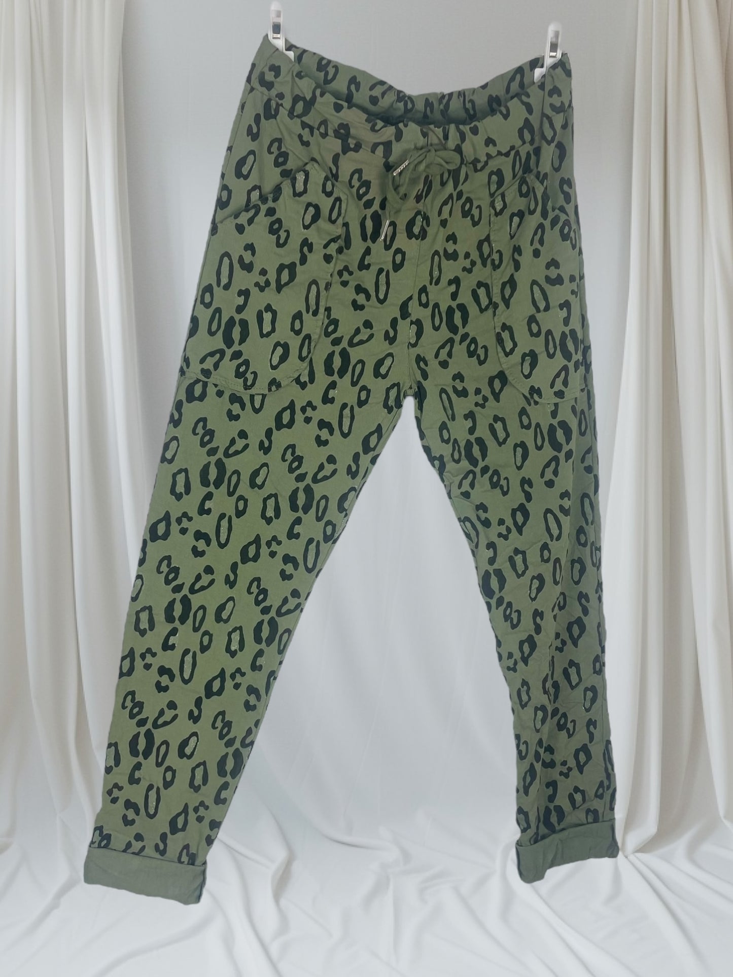Pantalon Magique Léopard Paillettes, motif léopard avec paillettes scintillantes, disponible chez Mam's Ailes
