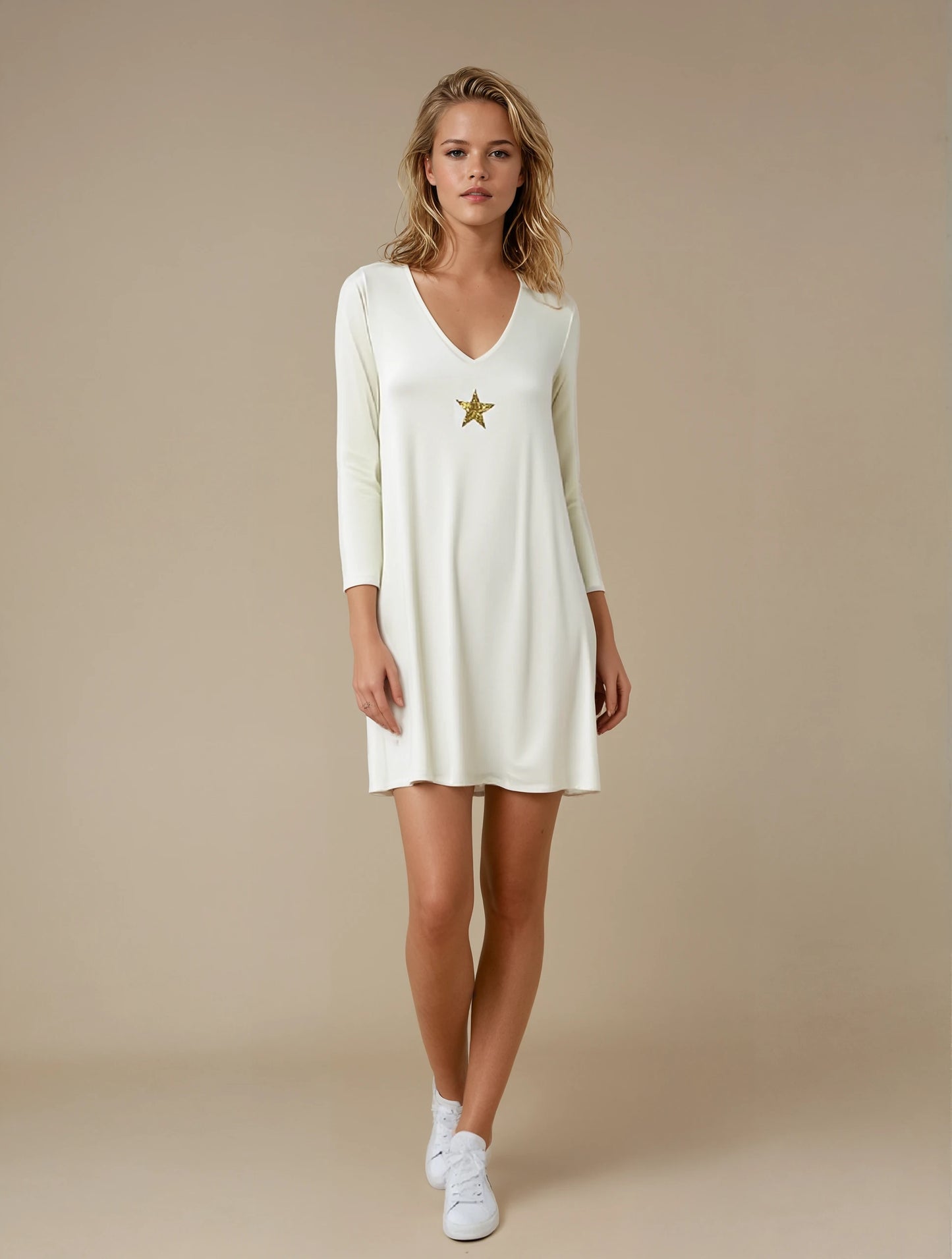 Robe Pull Lisa blanche avec étoile dorée – Vue de face