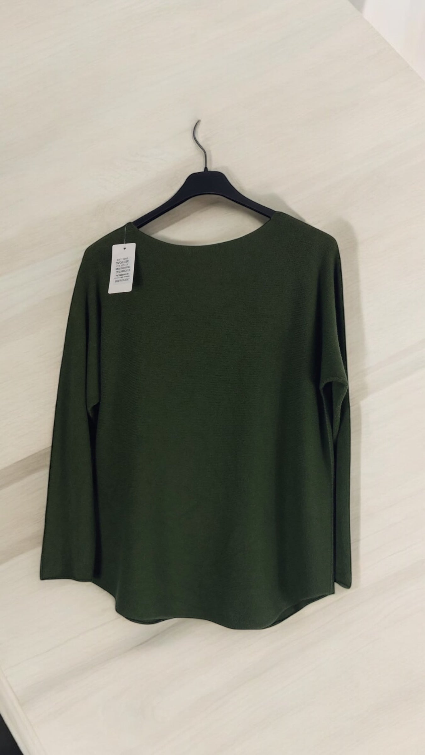 Pull Cat col V kaki avec motif chat, disponible chez Mam's Ailes