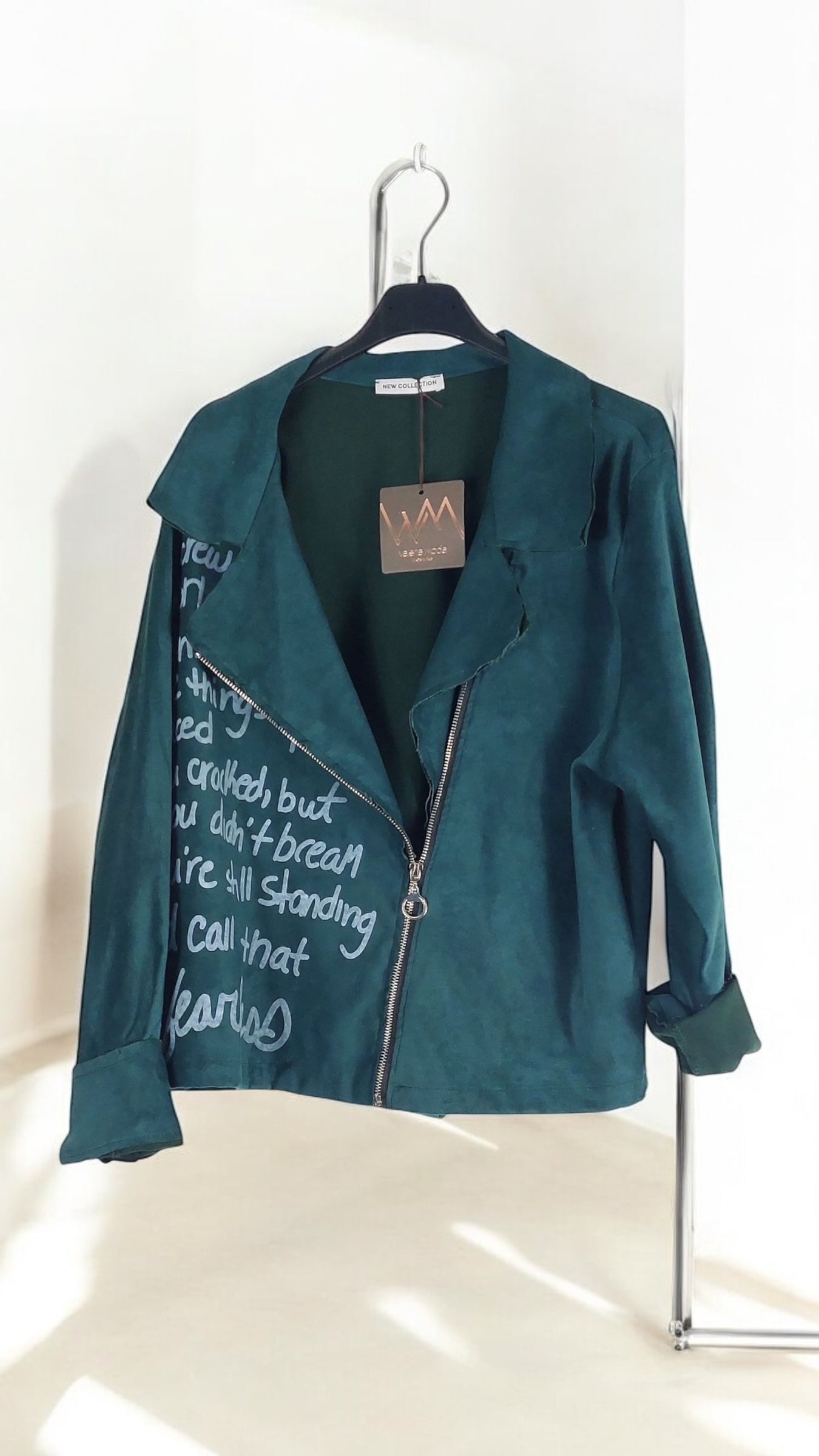 Perfecto Ludivine en daim avec coutures apparentes et inscription stylée, disponible chez Mam's Ailes