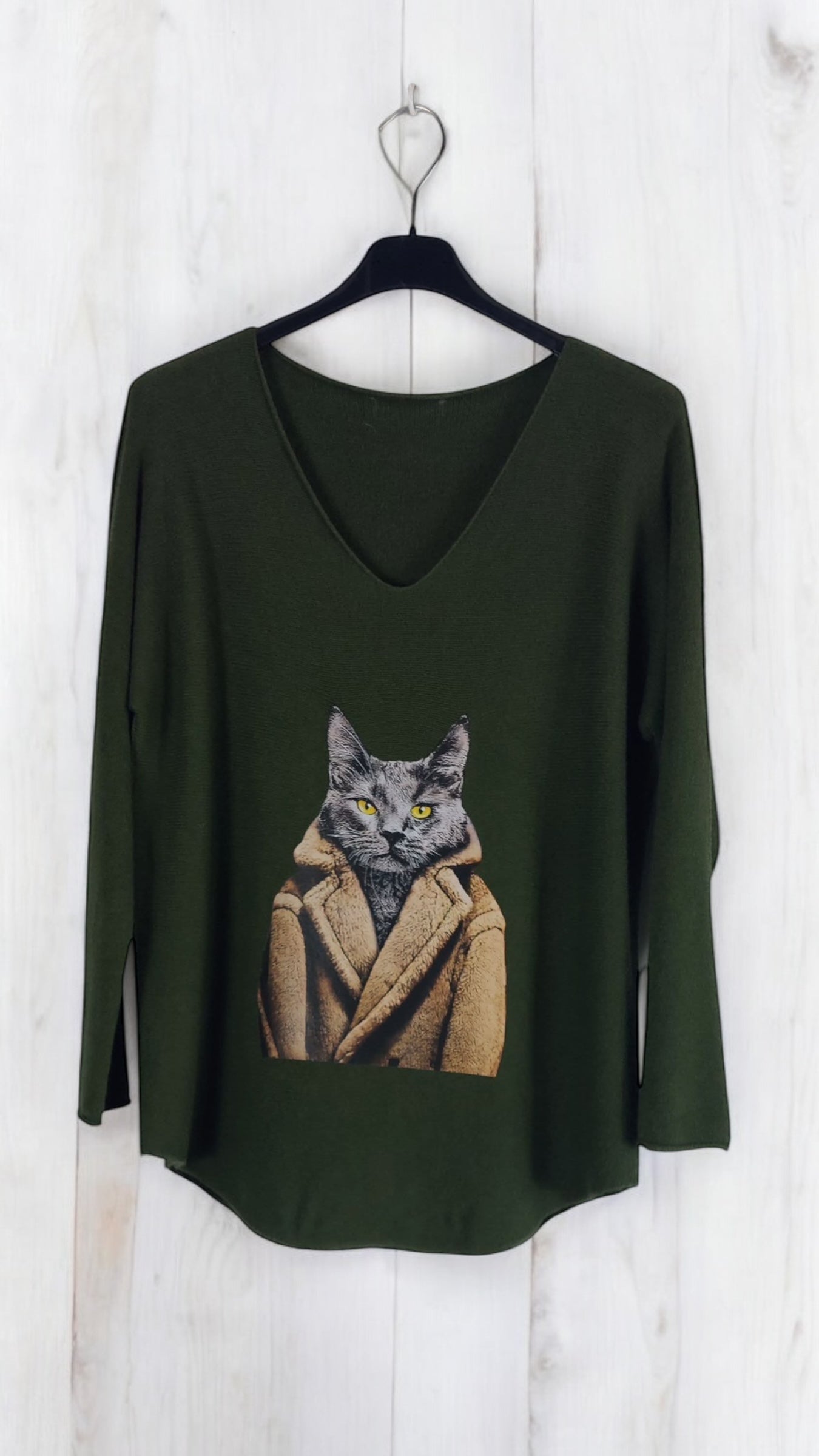 Pull Cat col V kaki avec motif chat, disponible chez Mam's Ailes