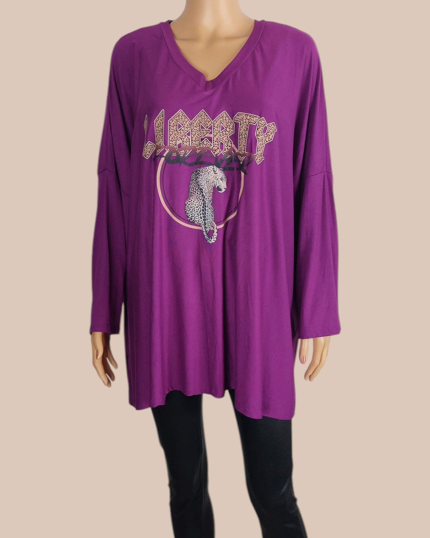 Tunique grande taille 'Liberty Forever' en col V avec inscription et motif léopard – Vue de face