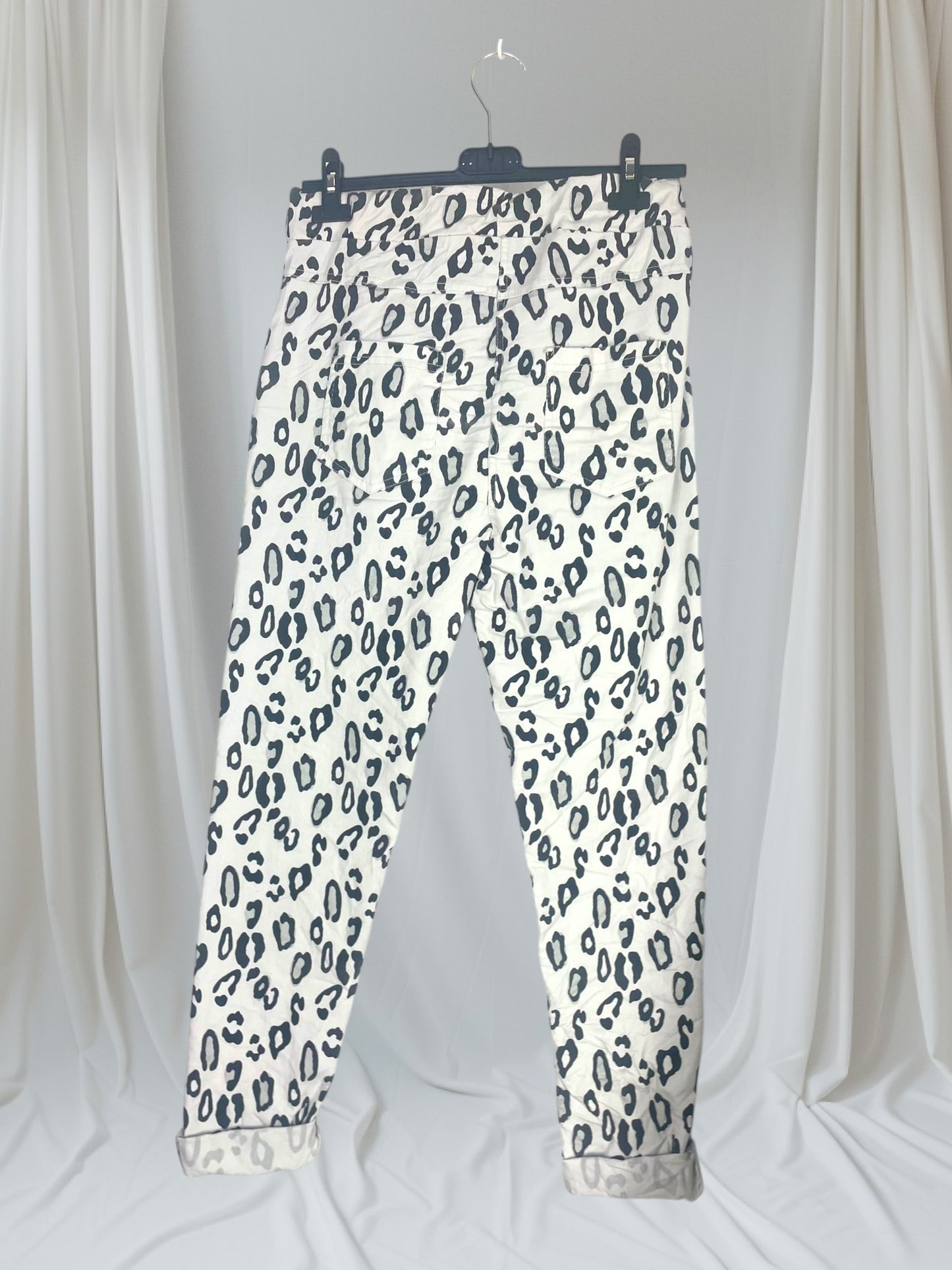 Pantalon Magique Léopard Paillettes, motif léopard avec paillettes scintillantes, disponible chez Mam's Ailes