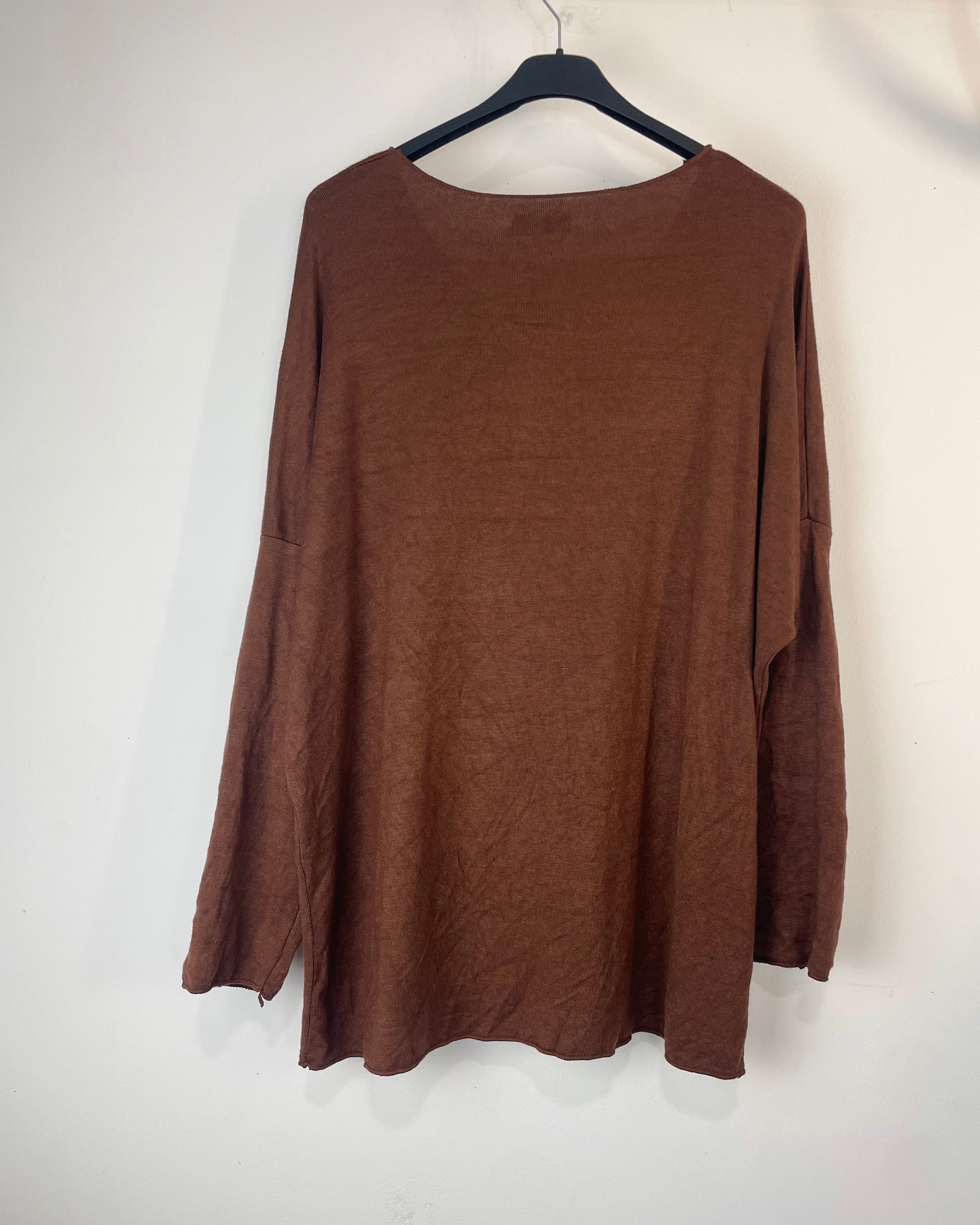 Pull Mickey Love femme marron avec motif Mickey à strass et cœur rouge brillant – vue de dos