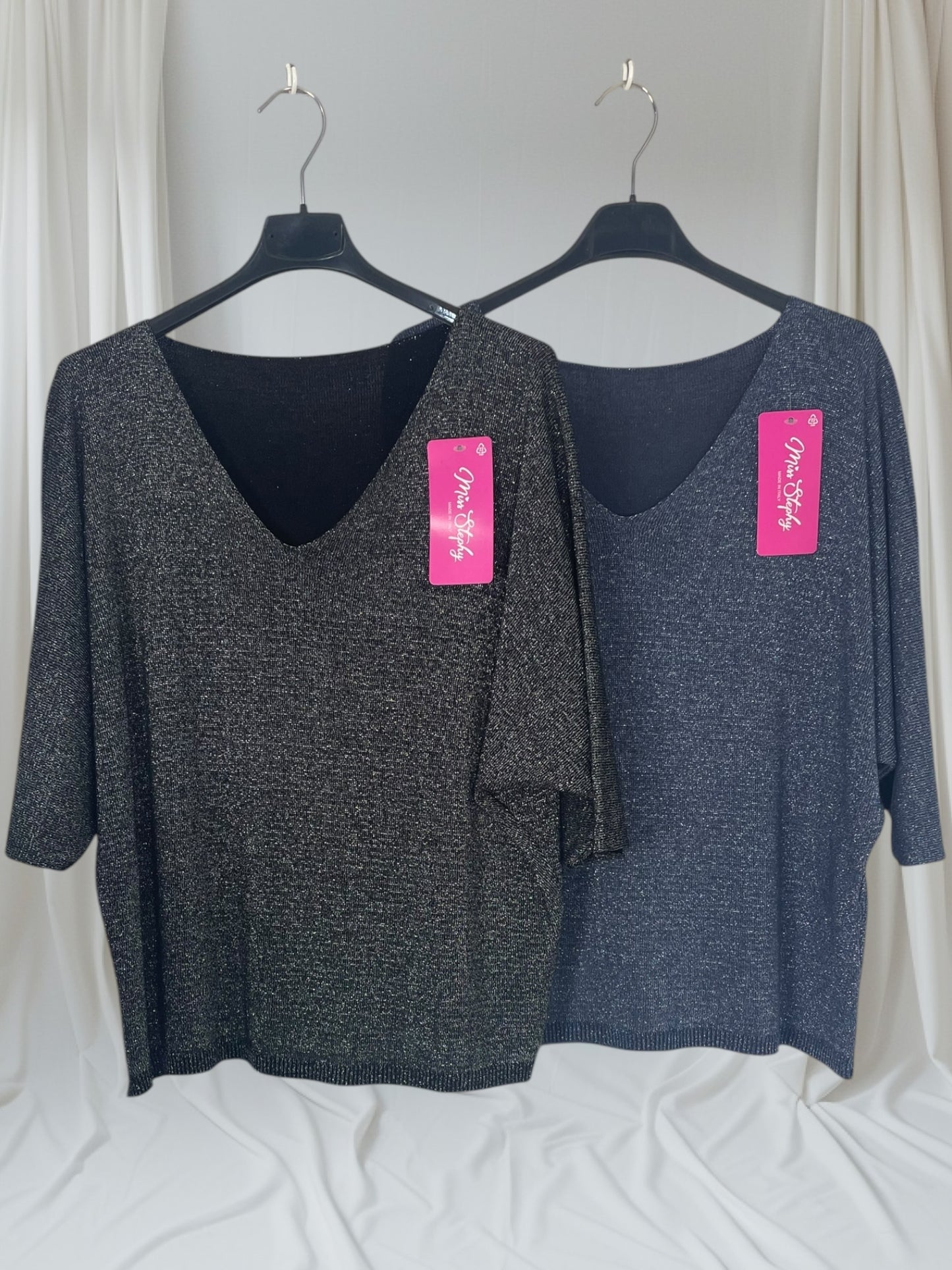 Pull Lily col V pailleté en noir ou marine, disponible chez Mam's Ailes