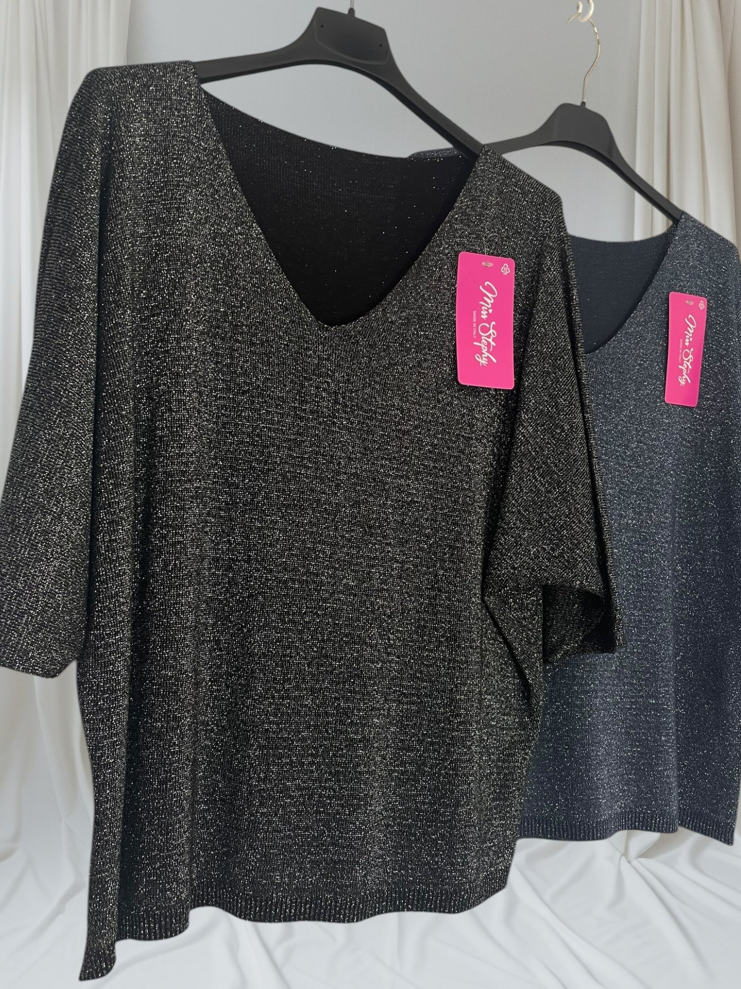Pull Lily col V pailleté en noir ou marine, disponible chez Mam's Ailes