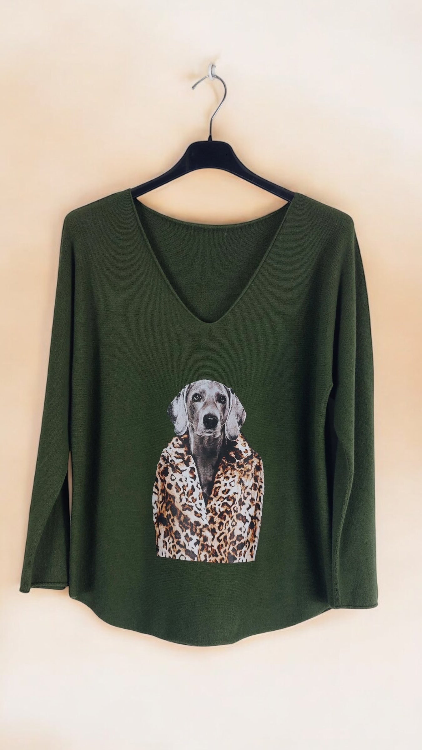 Pull DOG col V kaki avec motif de chien, disponible chez Mam's Ailes