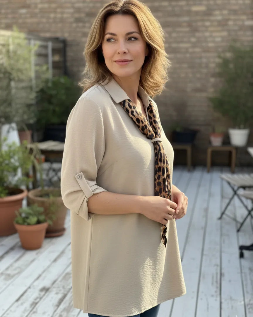 Blouse chic beige fluide et féminine avec foulard imprimé léopard