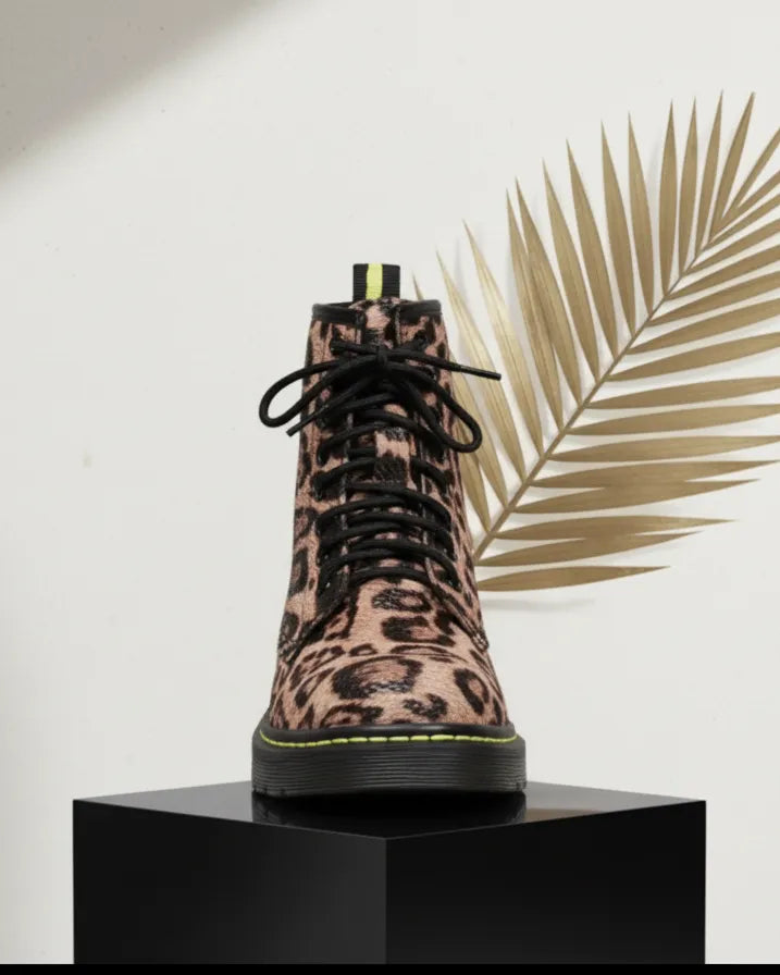 Chaussure montante femme style rock imprimé animal.