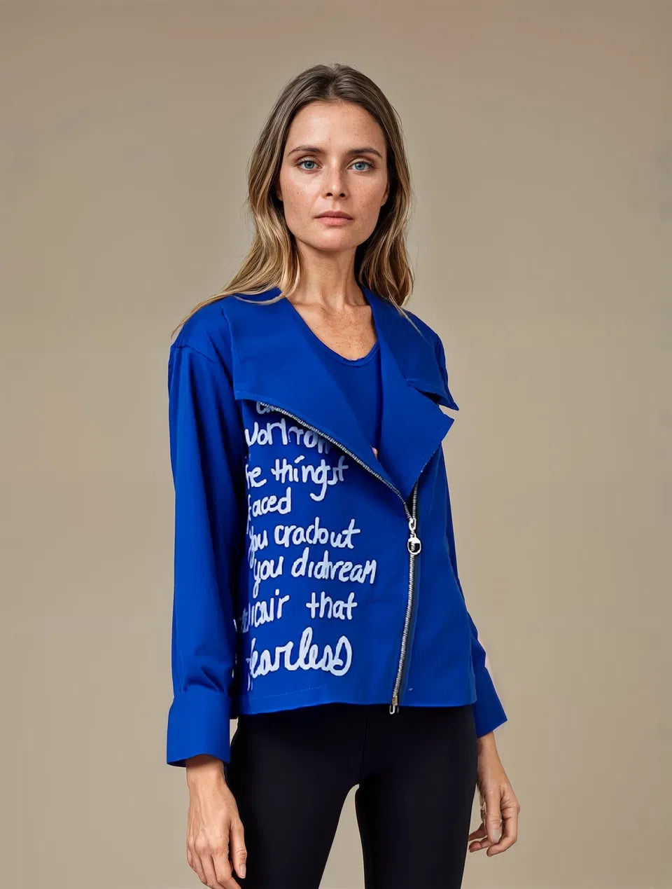 Perfecto Ludivine en daim avec coutures apparentes et inscription stylée, disponible chez Mam's Ailes
