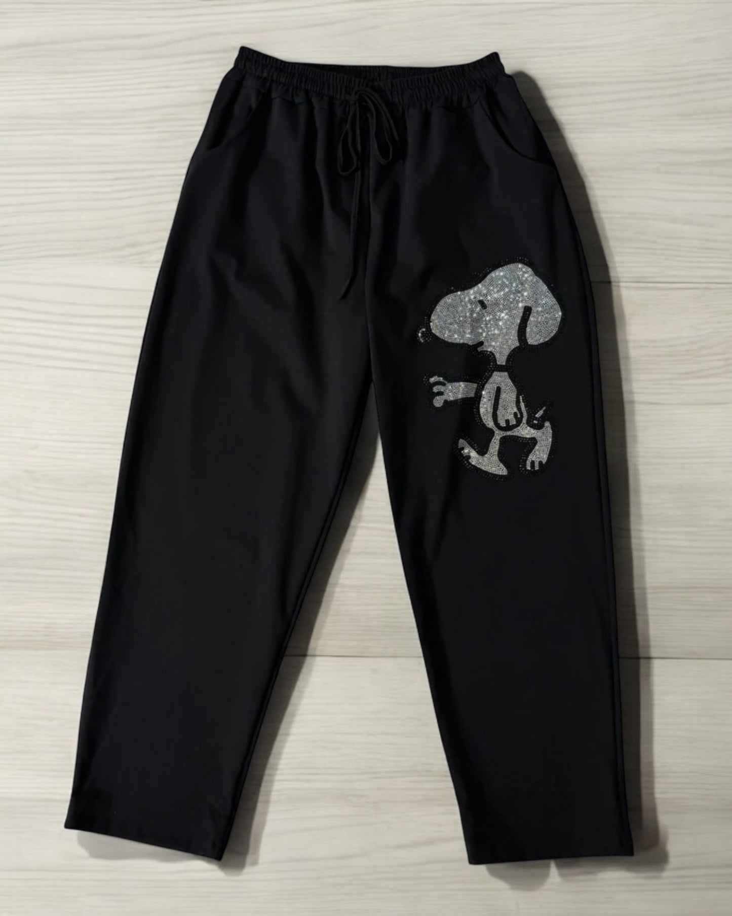 Pantalon noir élastique confortable, tailles 46 à 52/54, mélange de viscose, nylon et spandex, avec imprimé Snoopy tendance.
