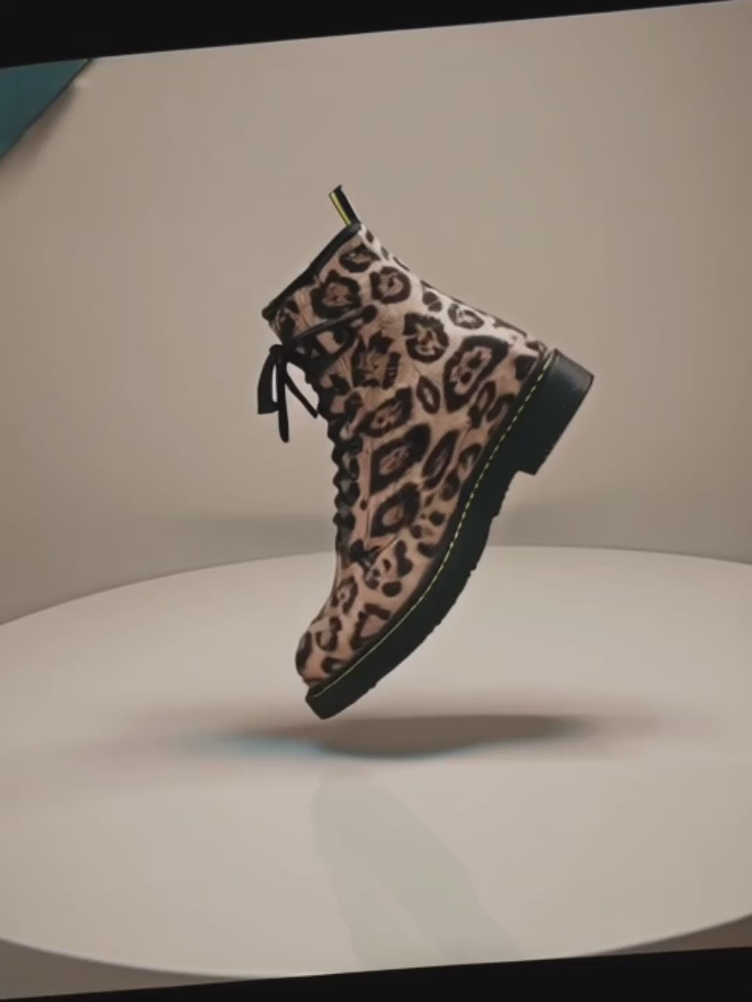 Bottine femme à lacets imprimé léopard sur fond blanc.