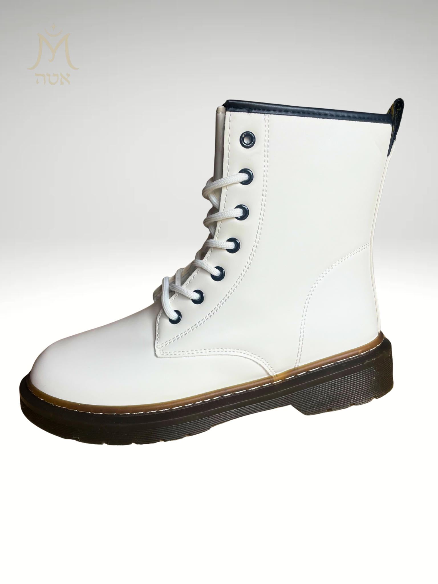 bottine blanche femme vue côté intérieur avec lacets blancs et semelle noire