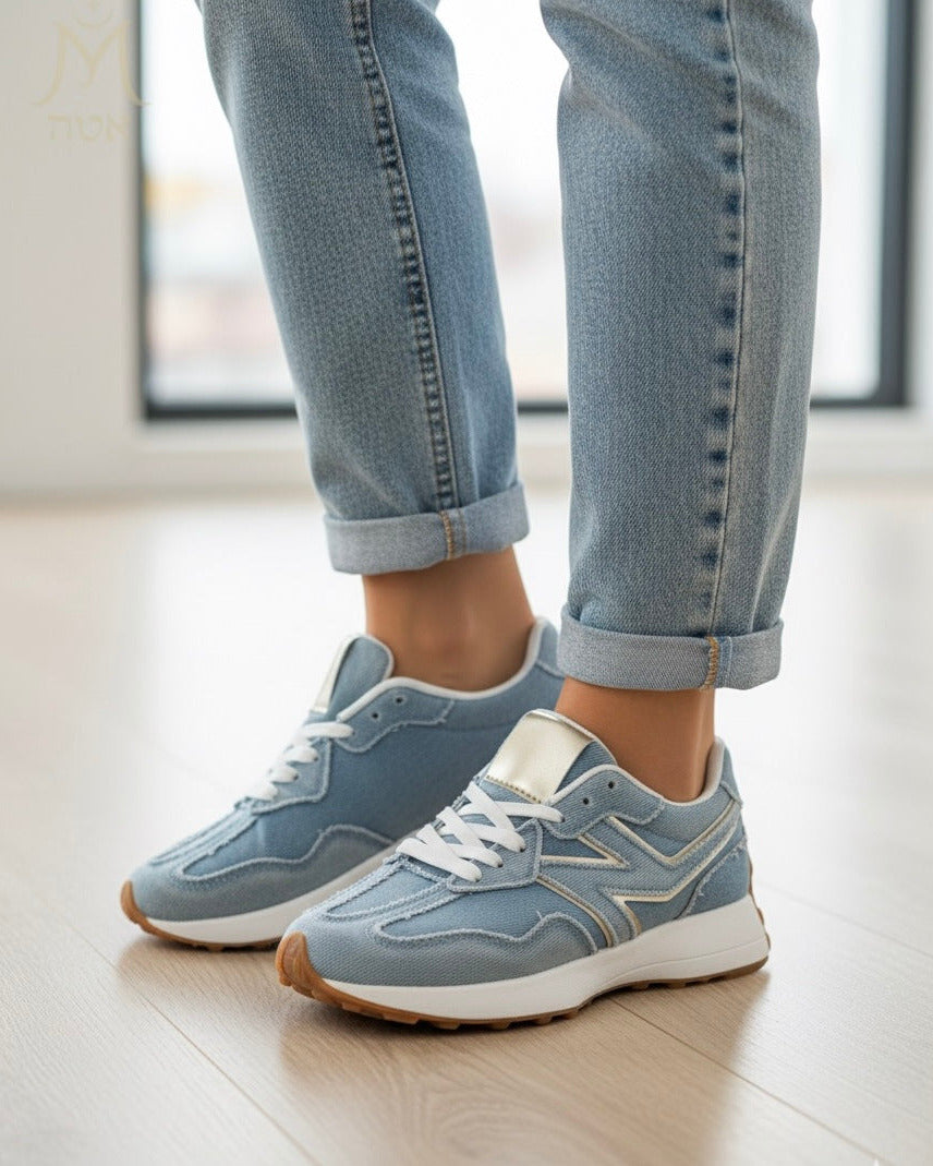 Sneakers denim bleu clair avec détails dorés, côté extérieur