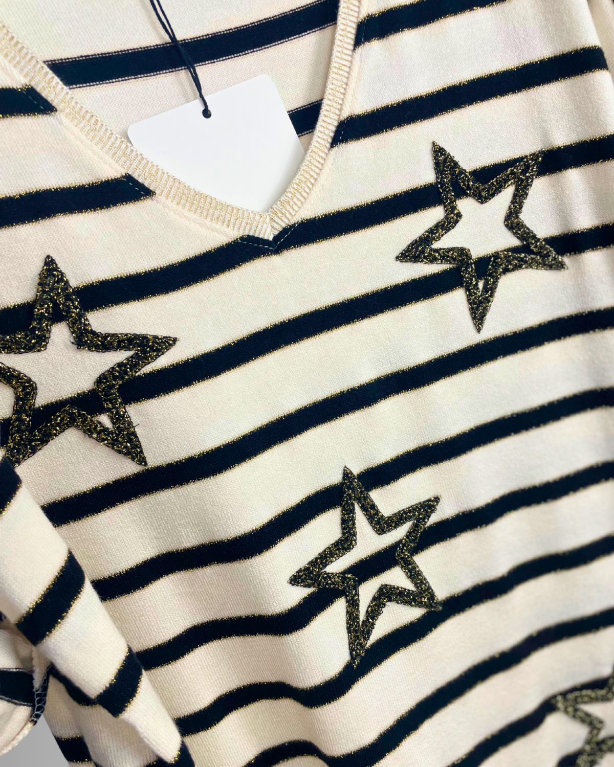 details du Pull marinière femme avec étoiles scintillantes