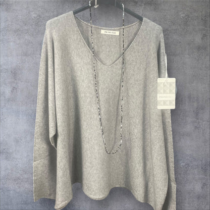 Pull oversize gris avec sautoir