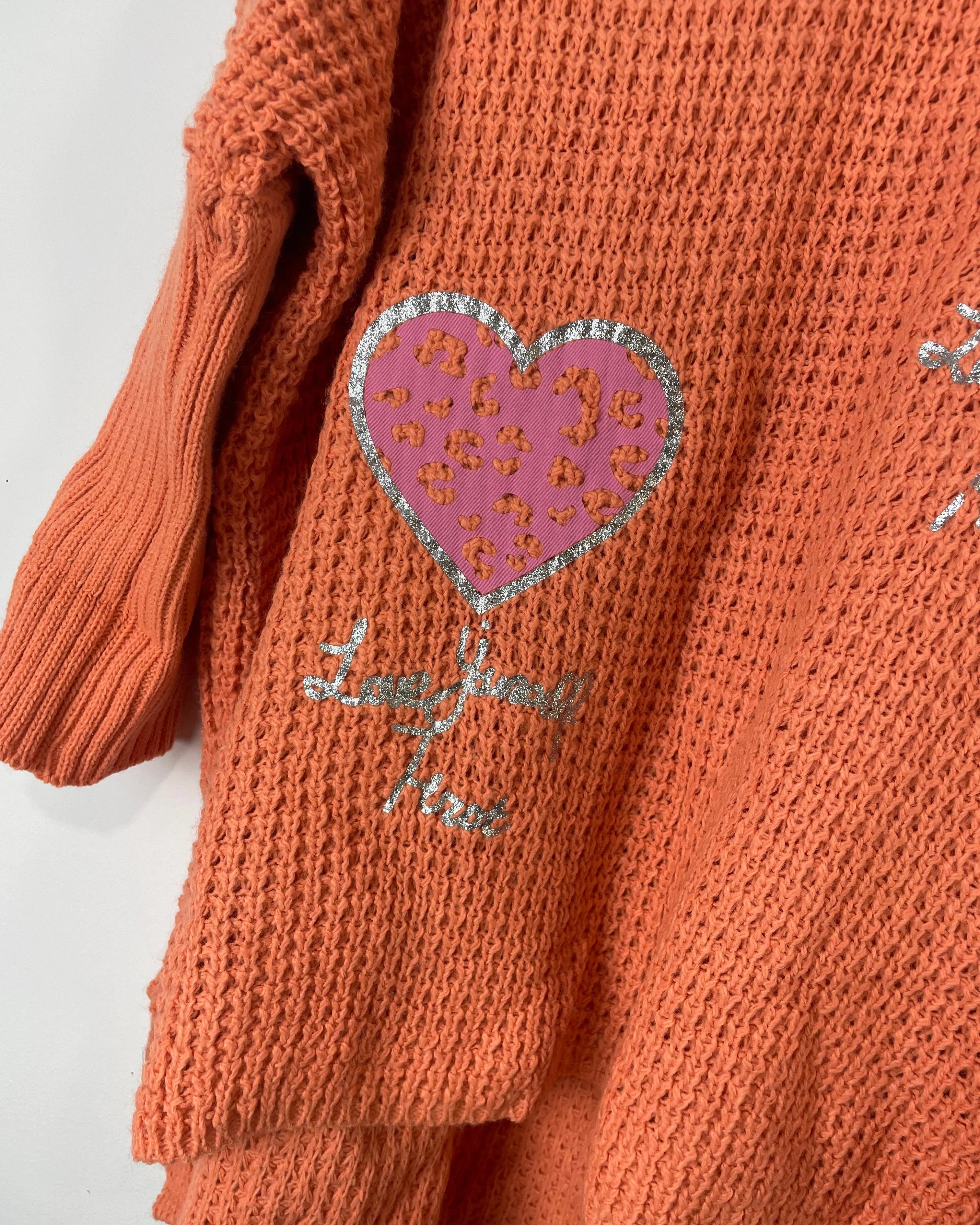Pull Sweet Heart femme corail à cœurs pailletés et message Love your time – maille oversize italienne