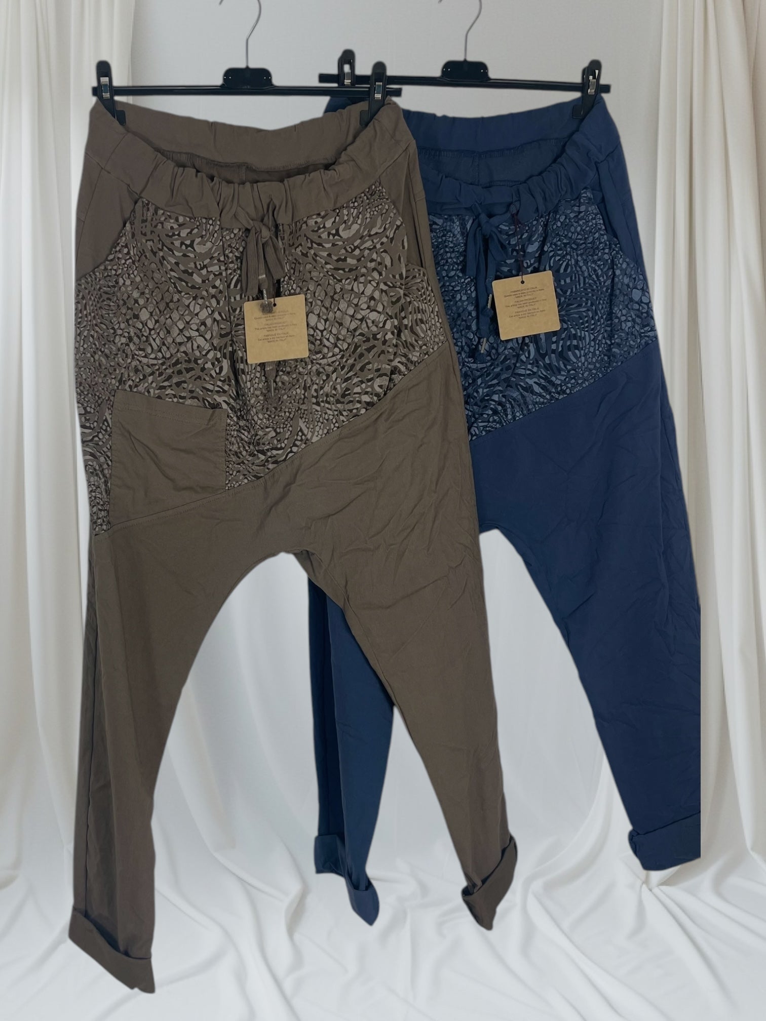 Pantalon Magique Sarouel avec motifs animaliers, confortable et stylé, disponible chez Mam's Ailes