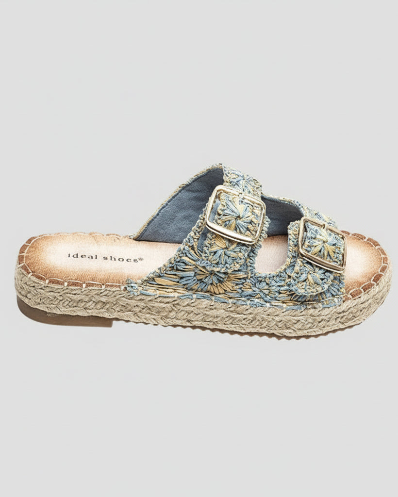 Gros plan brides à boucles réglables sur mules dentelle bleu clair bohème