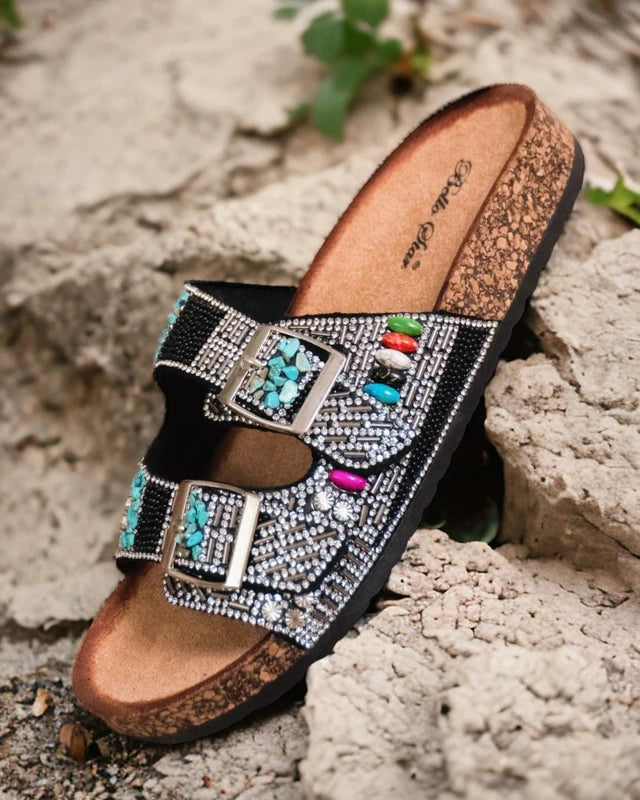 Semelle intérieure liège confortable et brides ornées de strass sur mules bohème chic noires