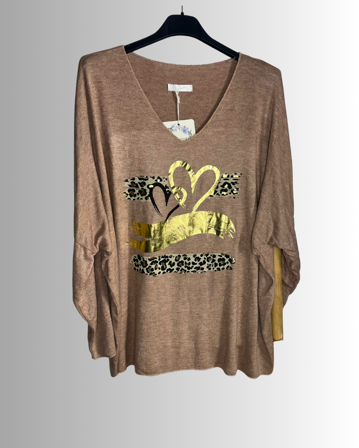 Pull camel femme chaud et fluide, col V, détails dorés et léopard – made in Italy