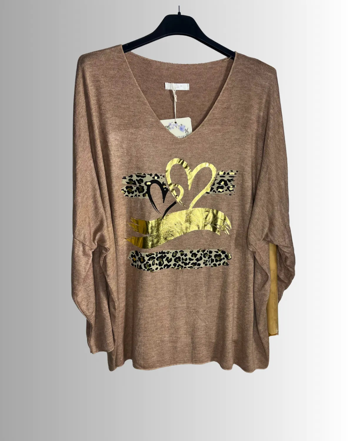 Pull camel femme chaud et fluide, col V, détails dorés et léopard – made in Italy