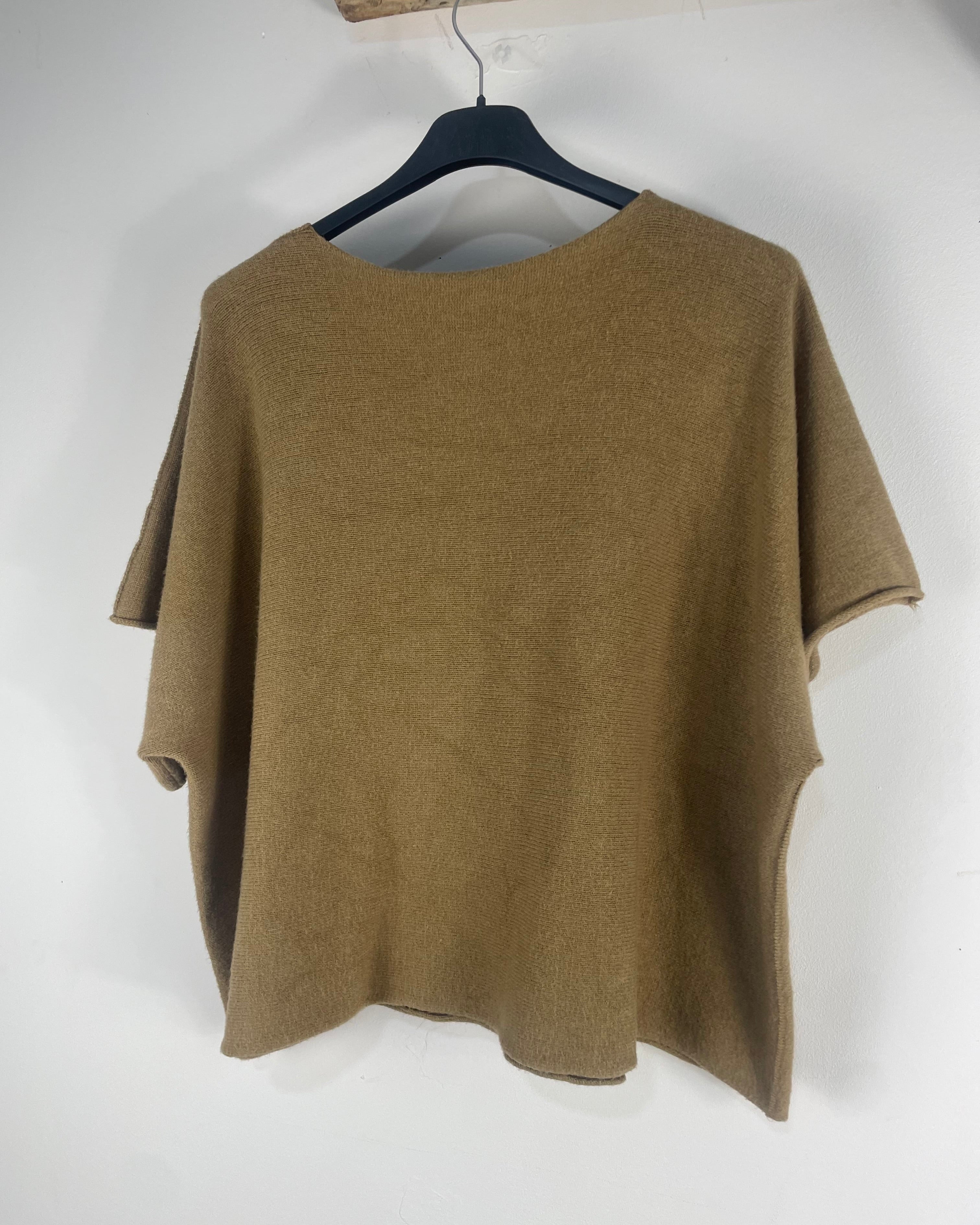 Pull Milano femme camel manches courtes, col V, maille fine italienne