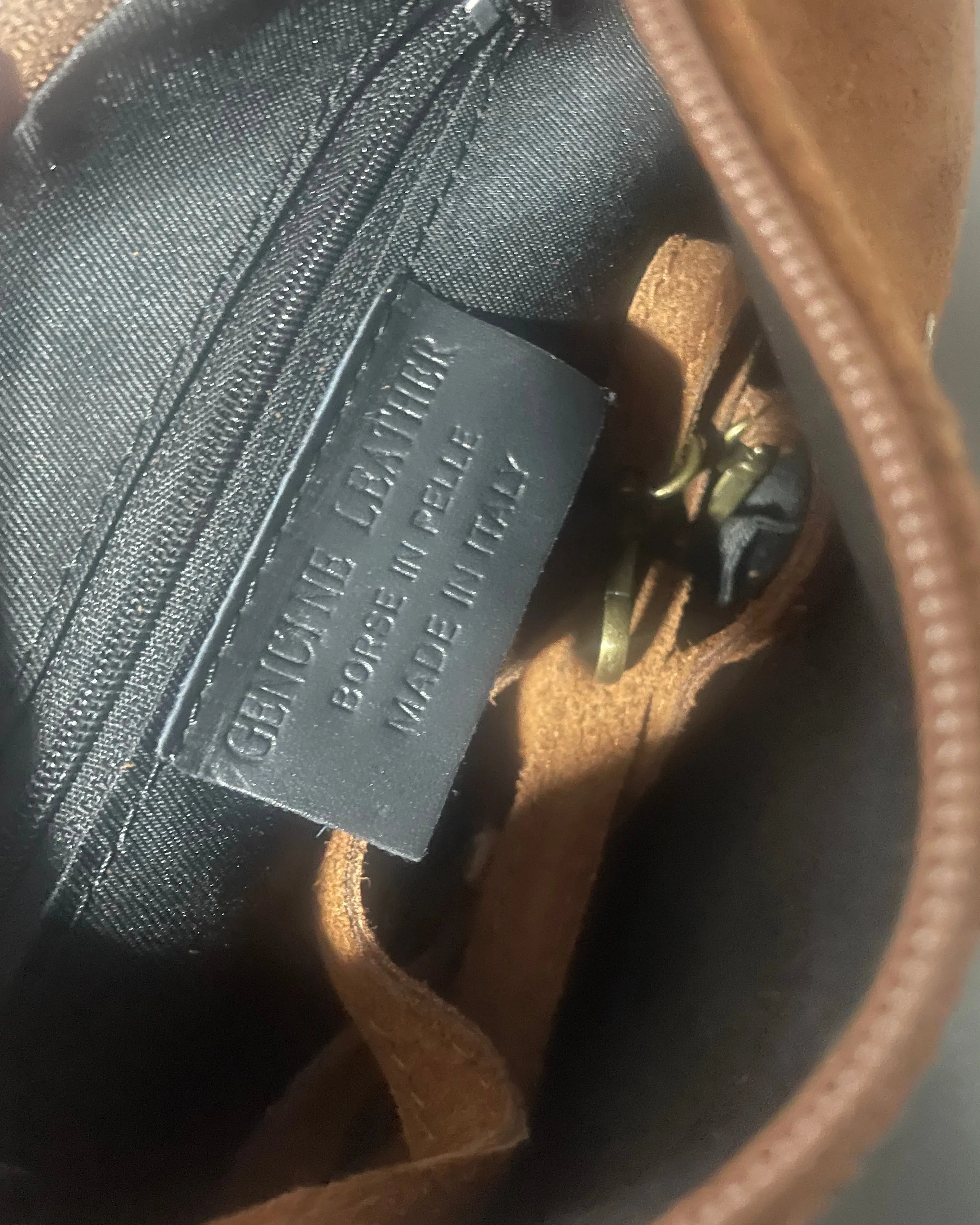 Sac cuir chocolat à franges tendance automne hiver, bandoulière réglable – Italie vue interieur