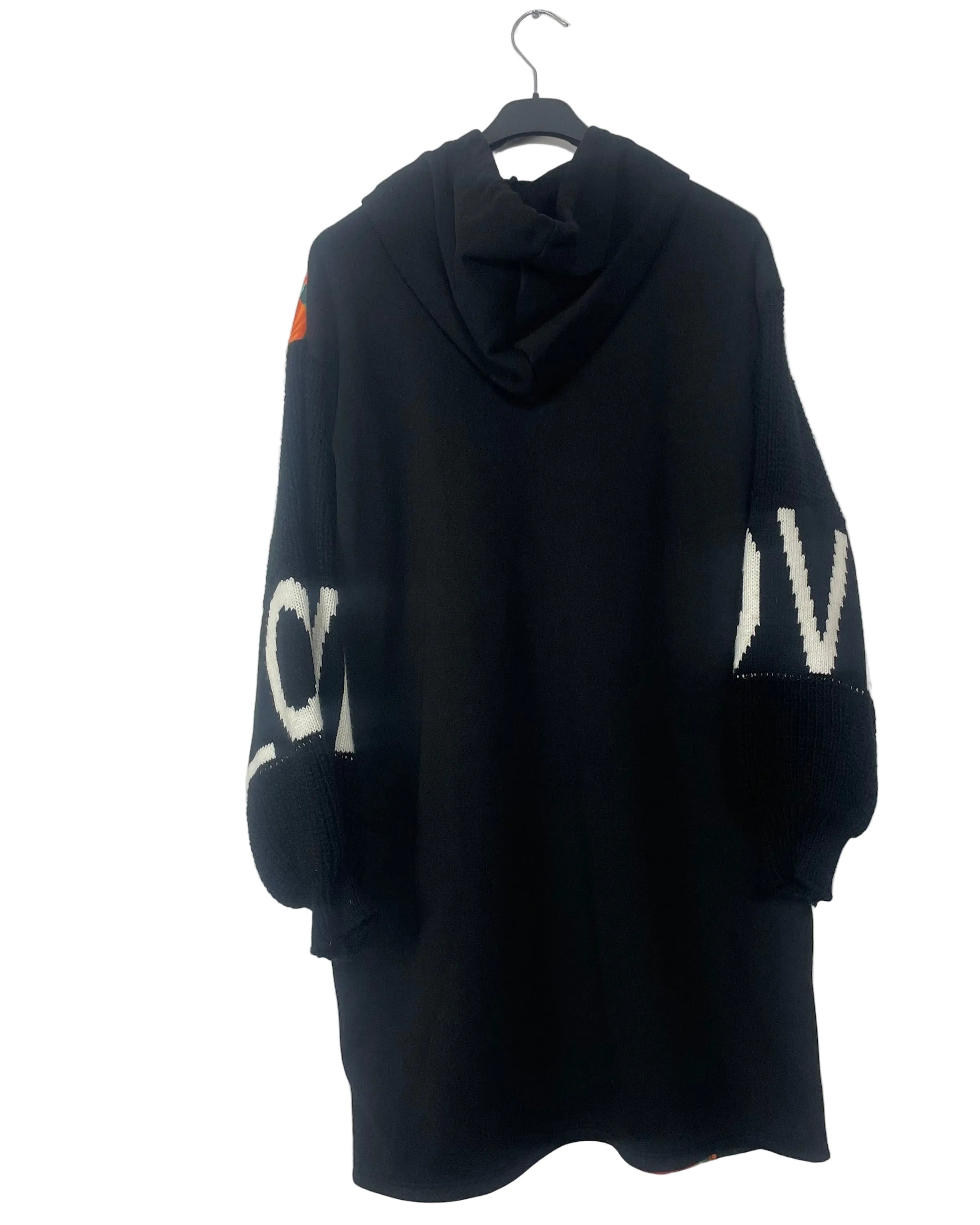 Robe sweat noire dos uni, manches LOVE et imprimé Frida devant vue de dos